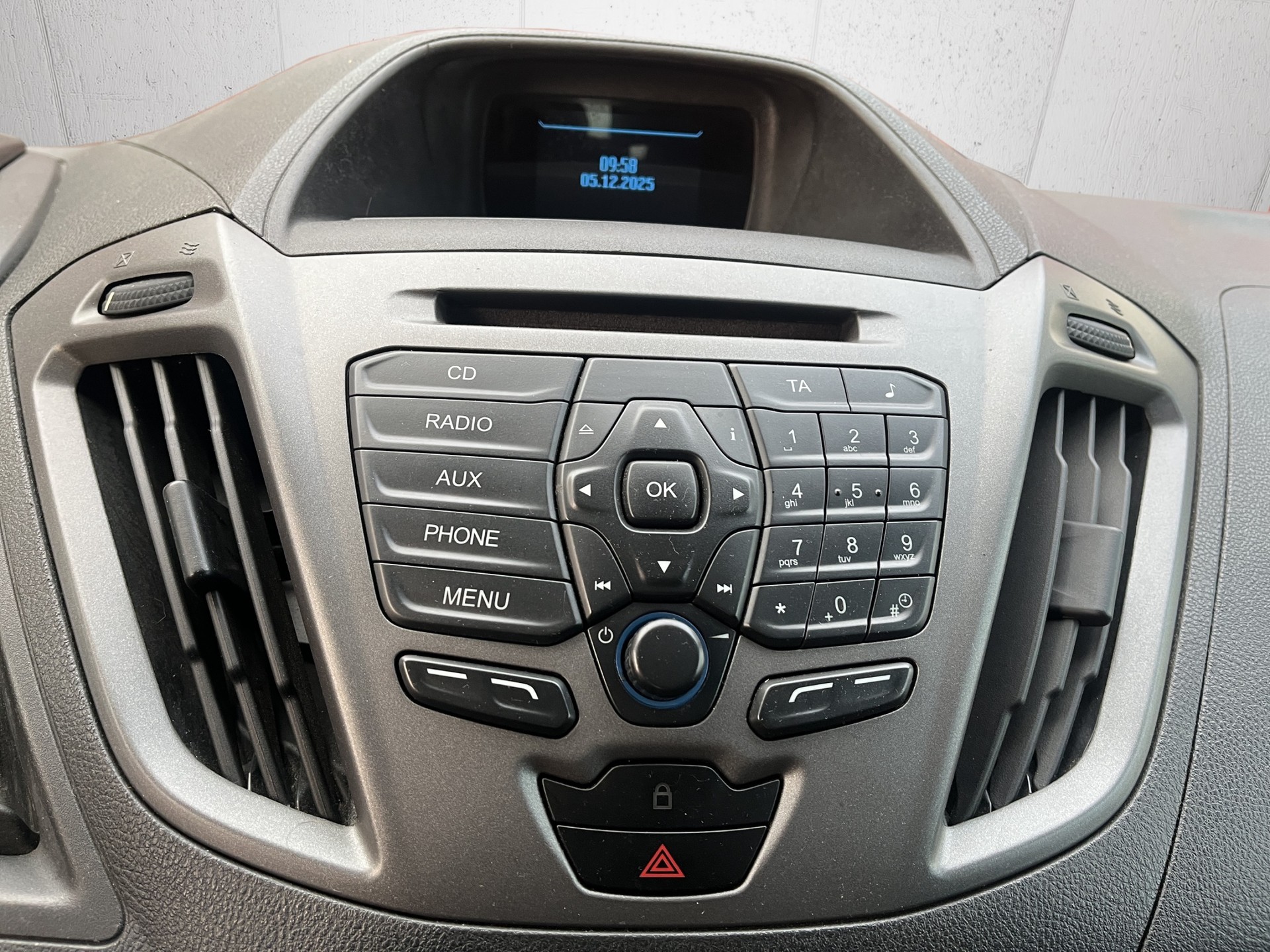 FORD Transit Custom Van 250 L1H1 Level 3-image-15