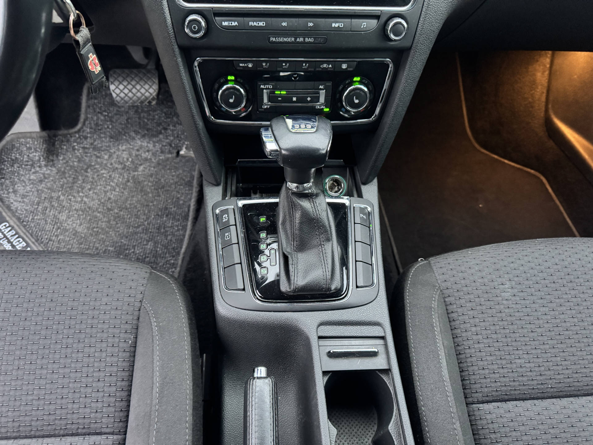 SKODA Superb Combi 1.8 TSI Elegance DSG-image-11