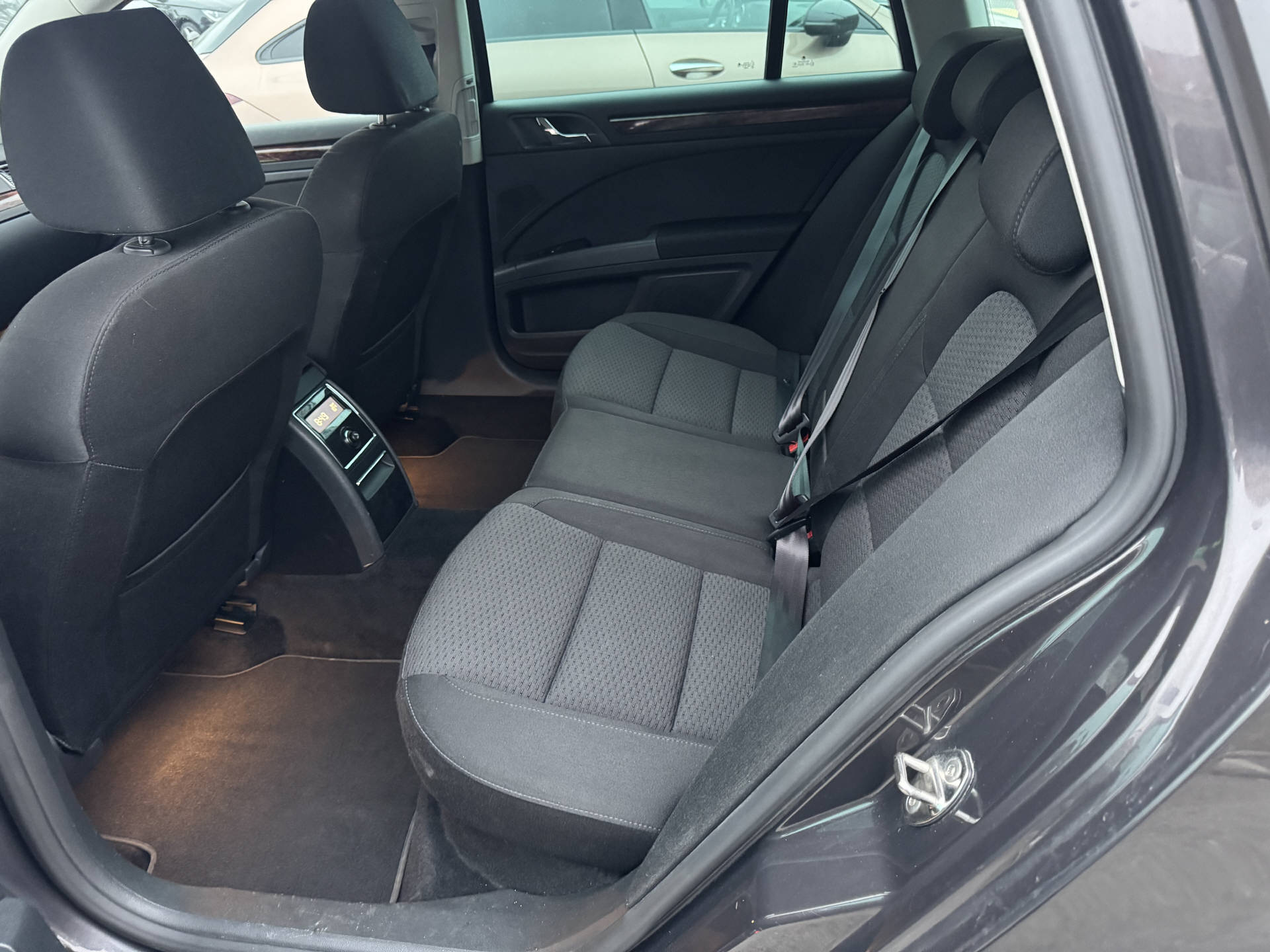 SKODA Superb Combi 1.8 TSI Elegance DSG-image-9