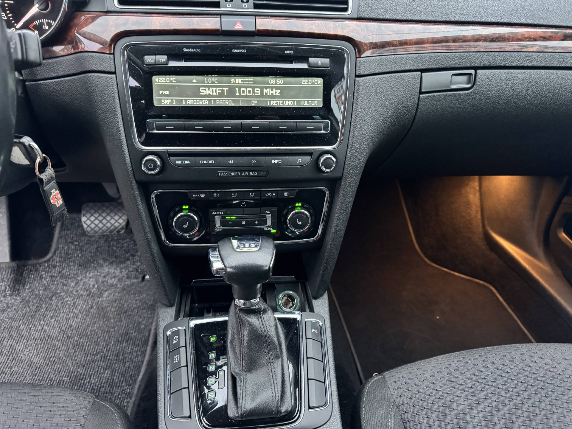 SKODA Superb Combi 1.8 TSI Elegance DSG-image-10