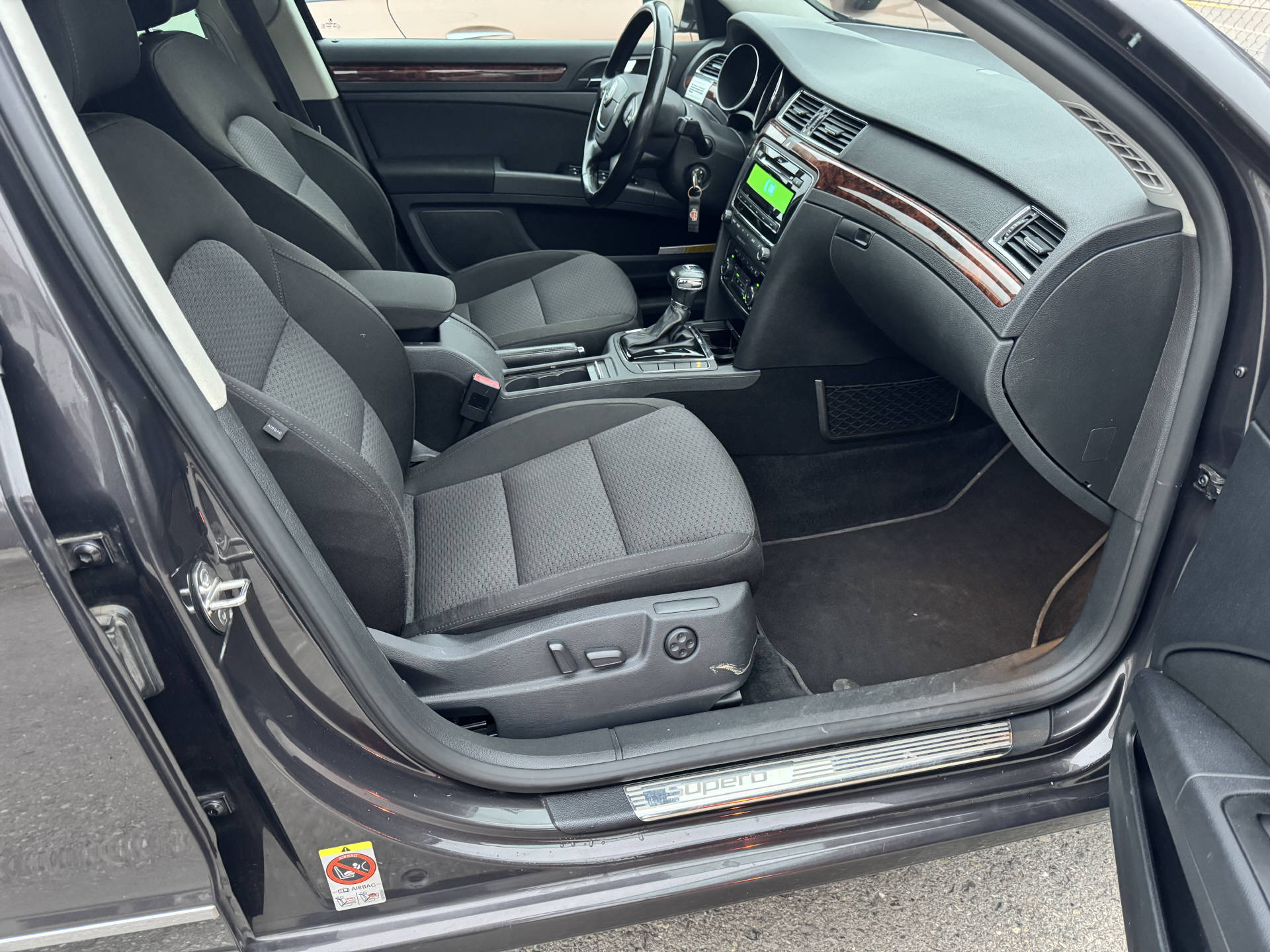 SKODA Superb Combi 1.8 TSI Elegance DSG-image-12