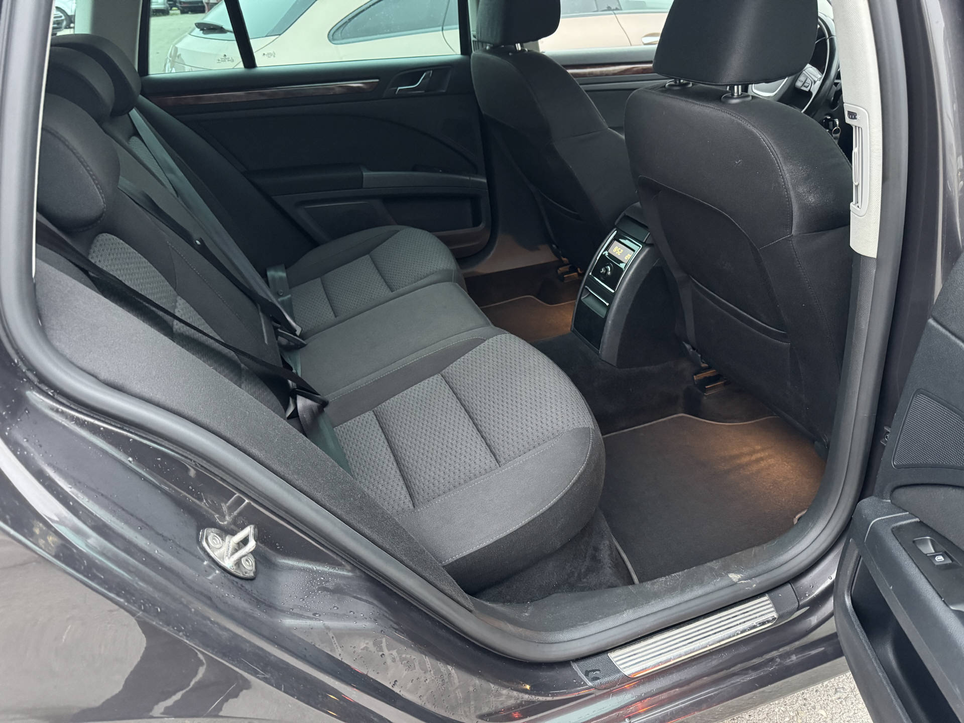 SKODA Superb Combi 1.8 TSI Elegance DSG-image-14