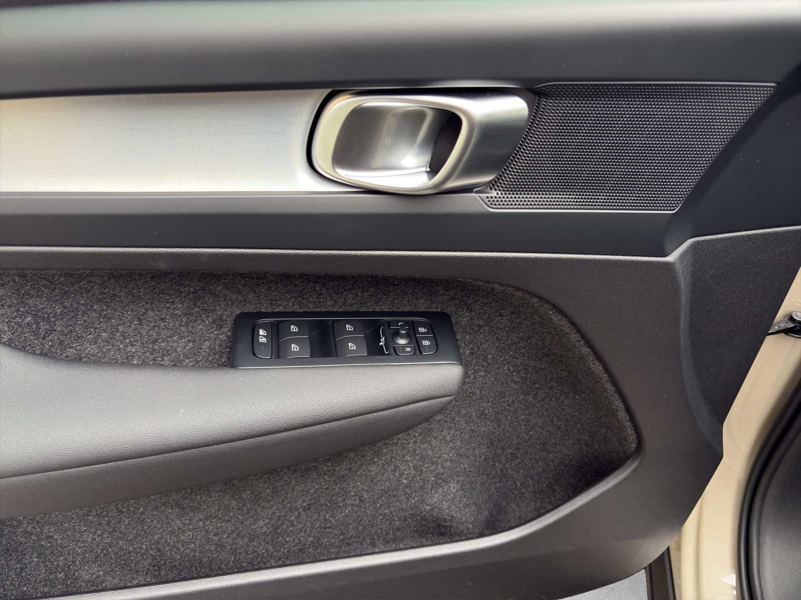 VOLVO XC40 B3 Benzin Mild Hybrid Xcite DCT-image-11