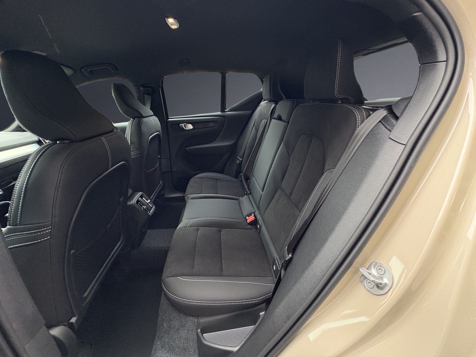 VOLVO XC40 B3 Benzin Mild Hybrid Xcite DCT-image-9