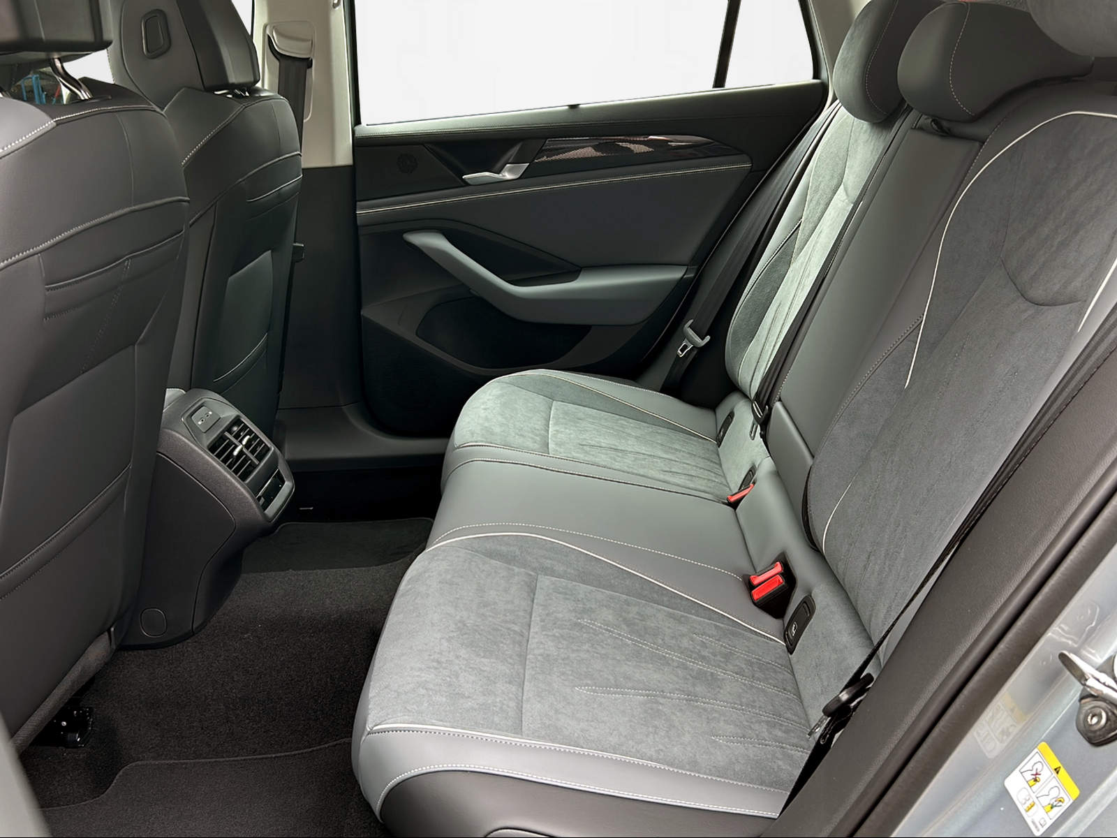 VW Passat Variant Business 1.5 TSI Plug-In-Hybrid GTE DSG-image-10