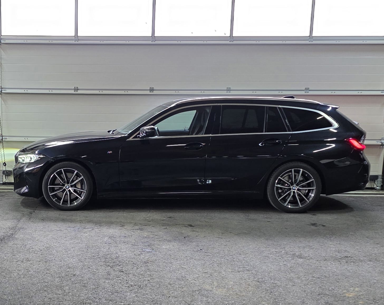 BMW 330d xDrive 48V Steptronic M Sport *HeadUpDisplay*Elektrische Sitze*Rückfahrkamera*Sitzheizung*-image-1