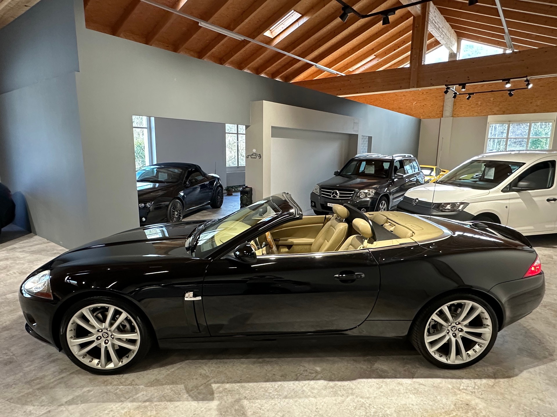 JAGUAR XK 4.2 V8 Convertible Automatic/Nahezu perfekter Zustand!Frisch ab grossem Service und frisch ab MFK!-showroom-element-2