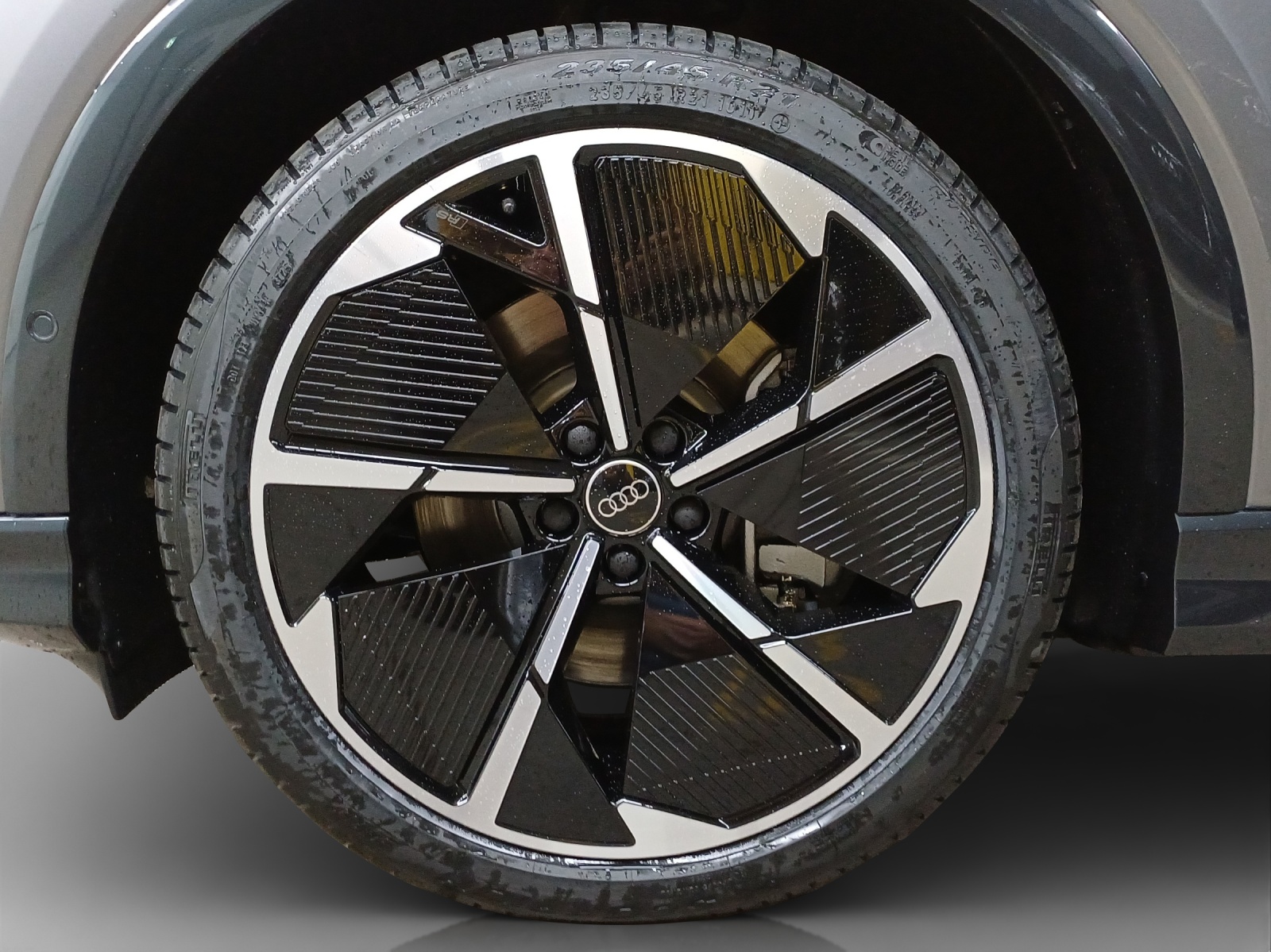 AUDI Q4 e-tron 45 Edition Swiss Ski quattro-image-13