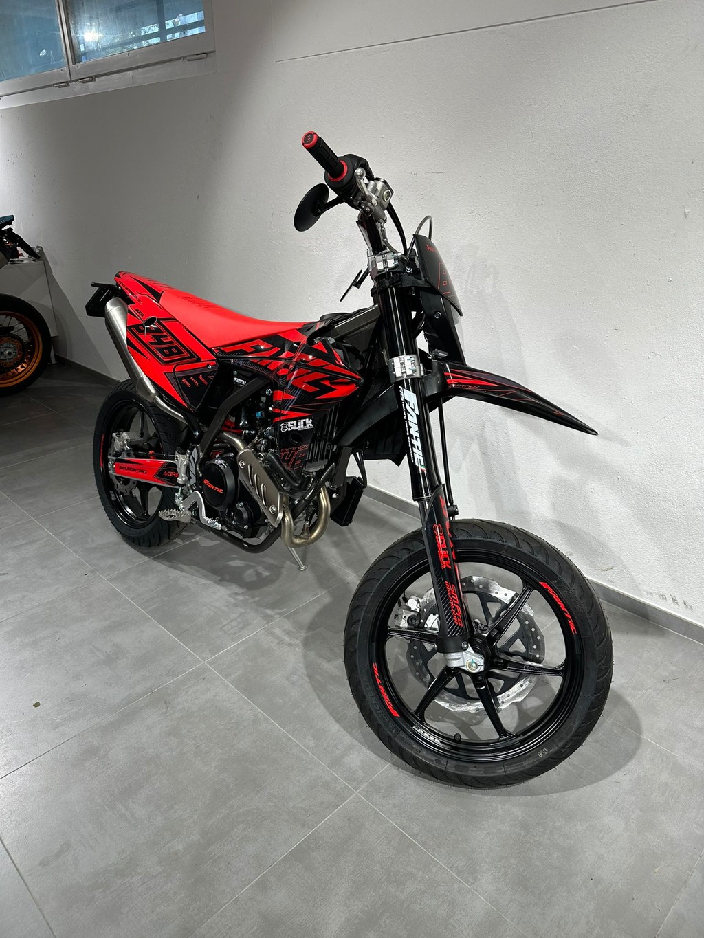 FANTIC XMF 125 Motard-showroom-element-1