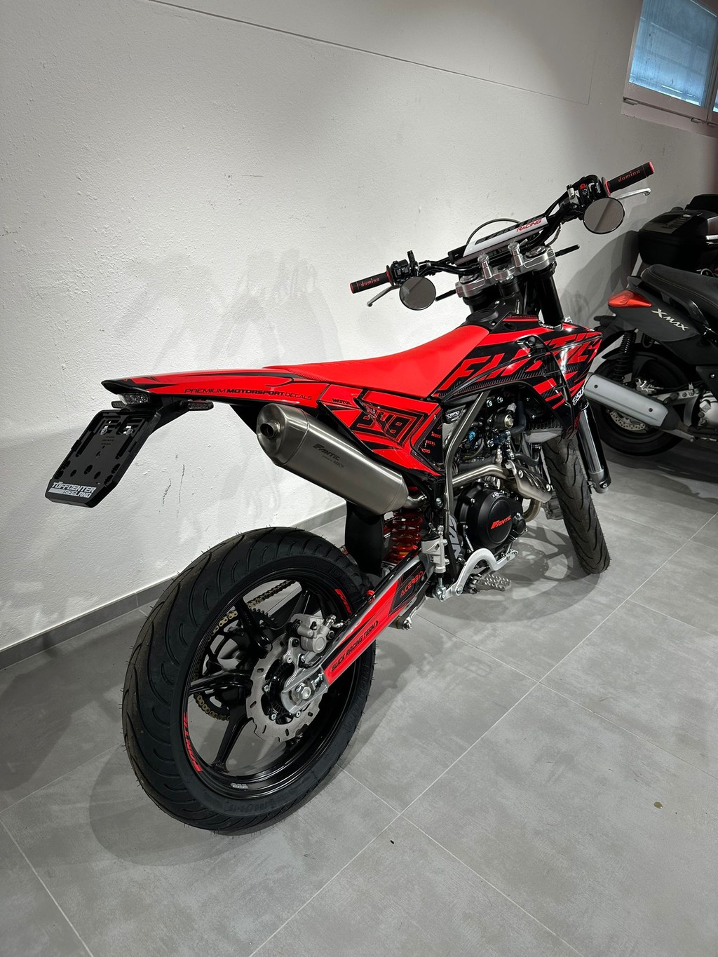 FANTIC XMF 125 Motard-showroom-element-2