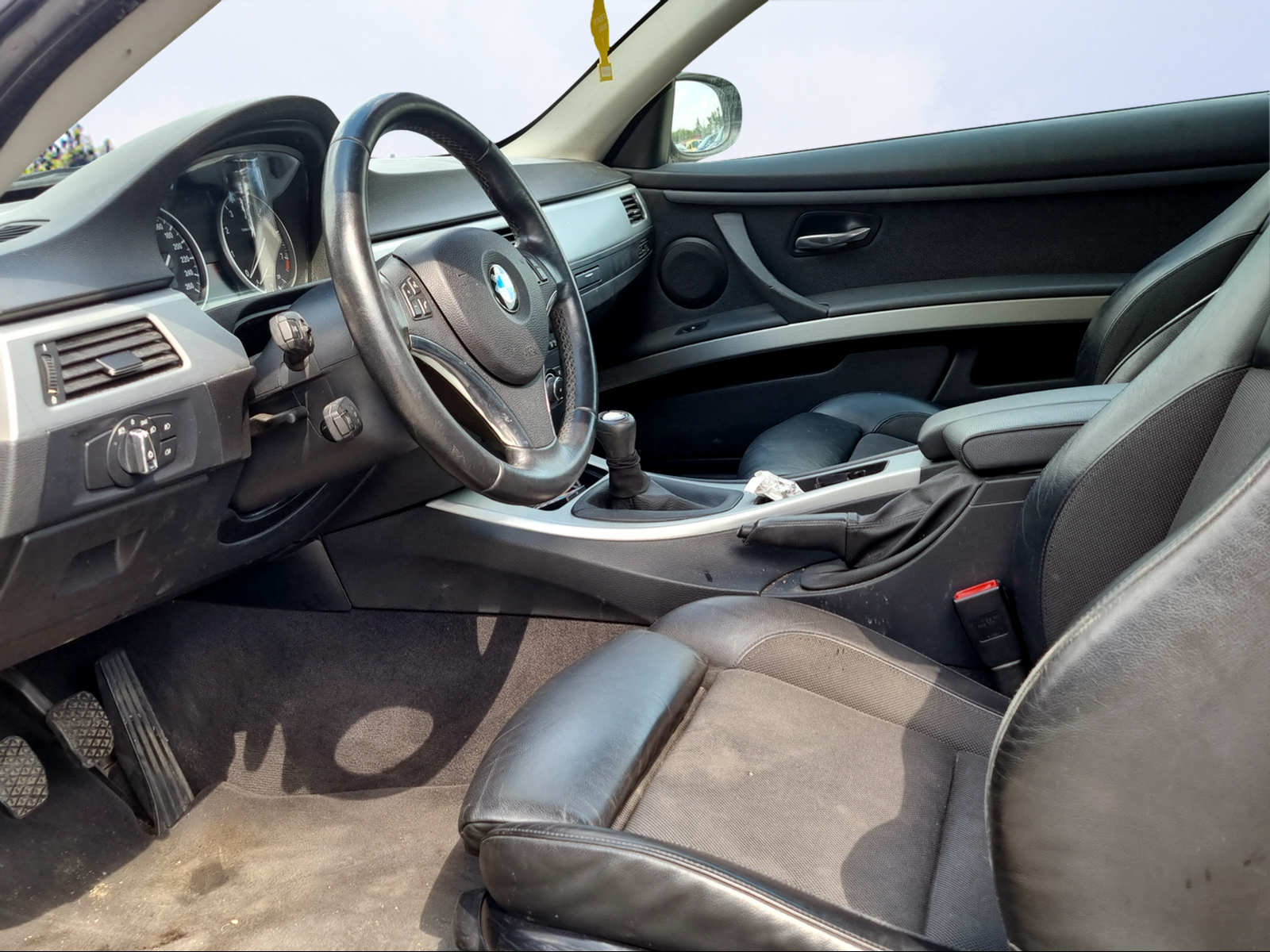BMW 320i Coupé-image-10