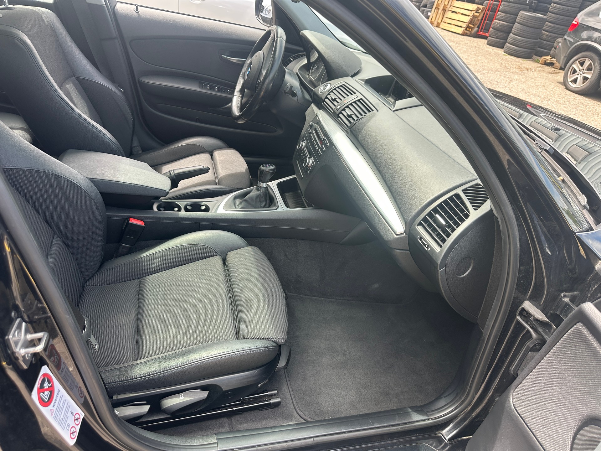 BMW 120i Dynamic Edition-image-4