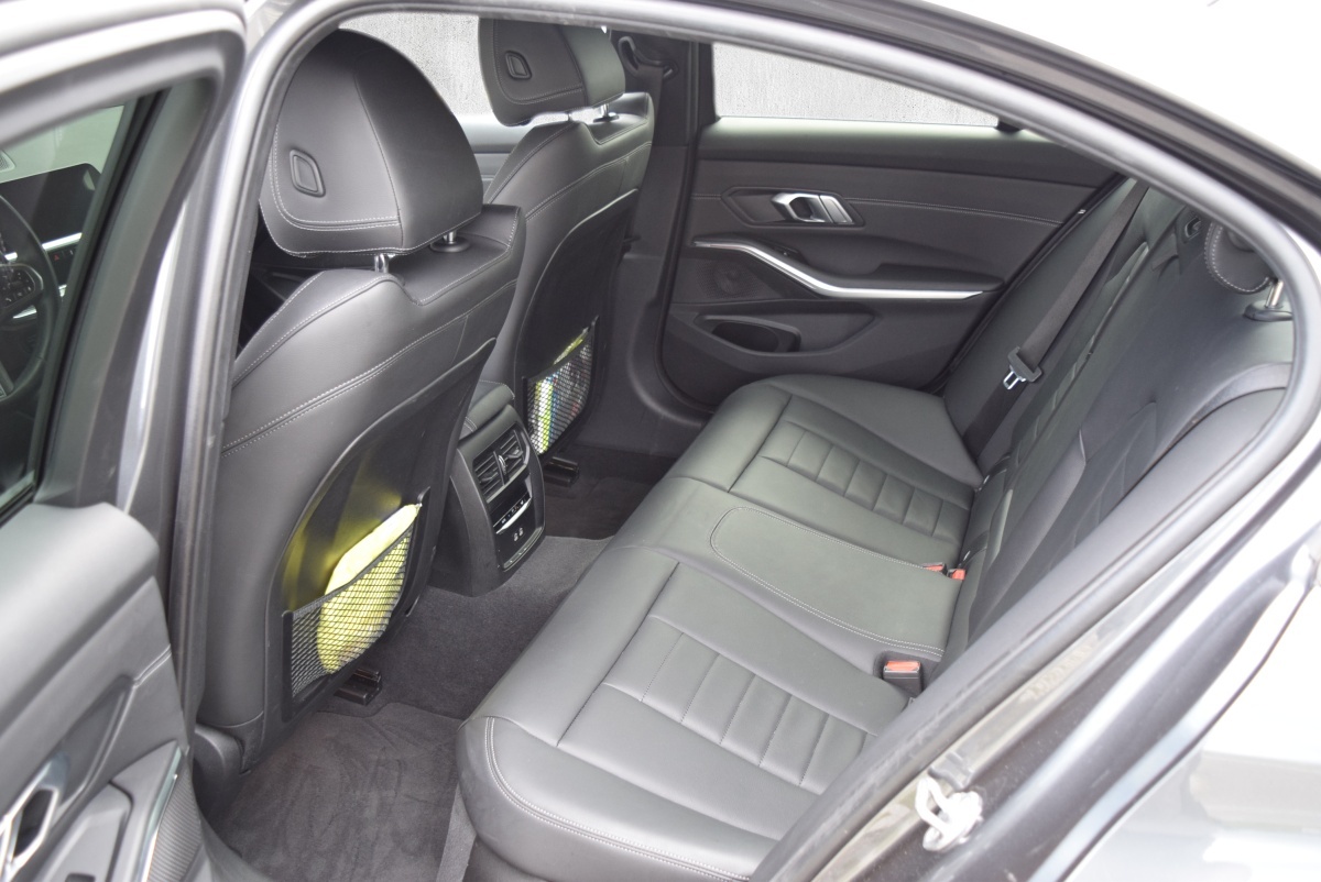 BMW 320i xDrive Steptronic M Sport-image-9