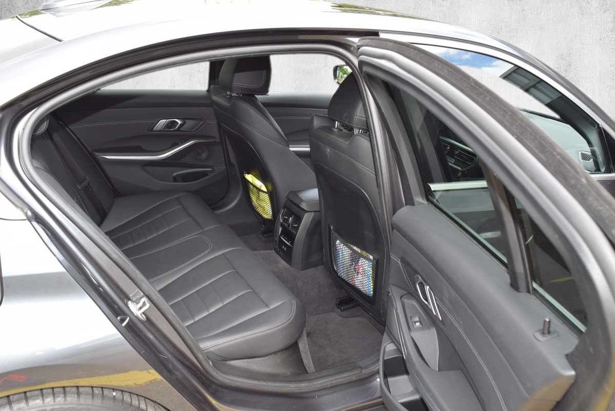 BMW 320i xDrive Steptronic M Sport-image-10
