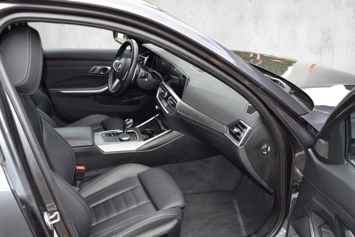 BMW 320i xDrive Steptronic M Sport-image-11