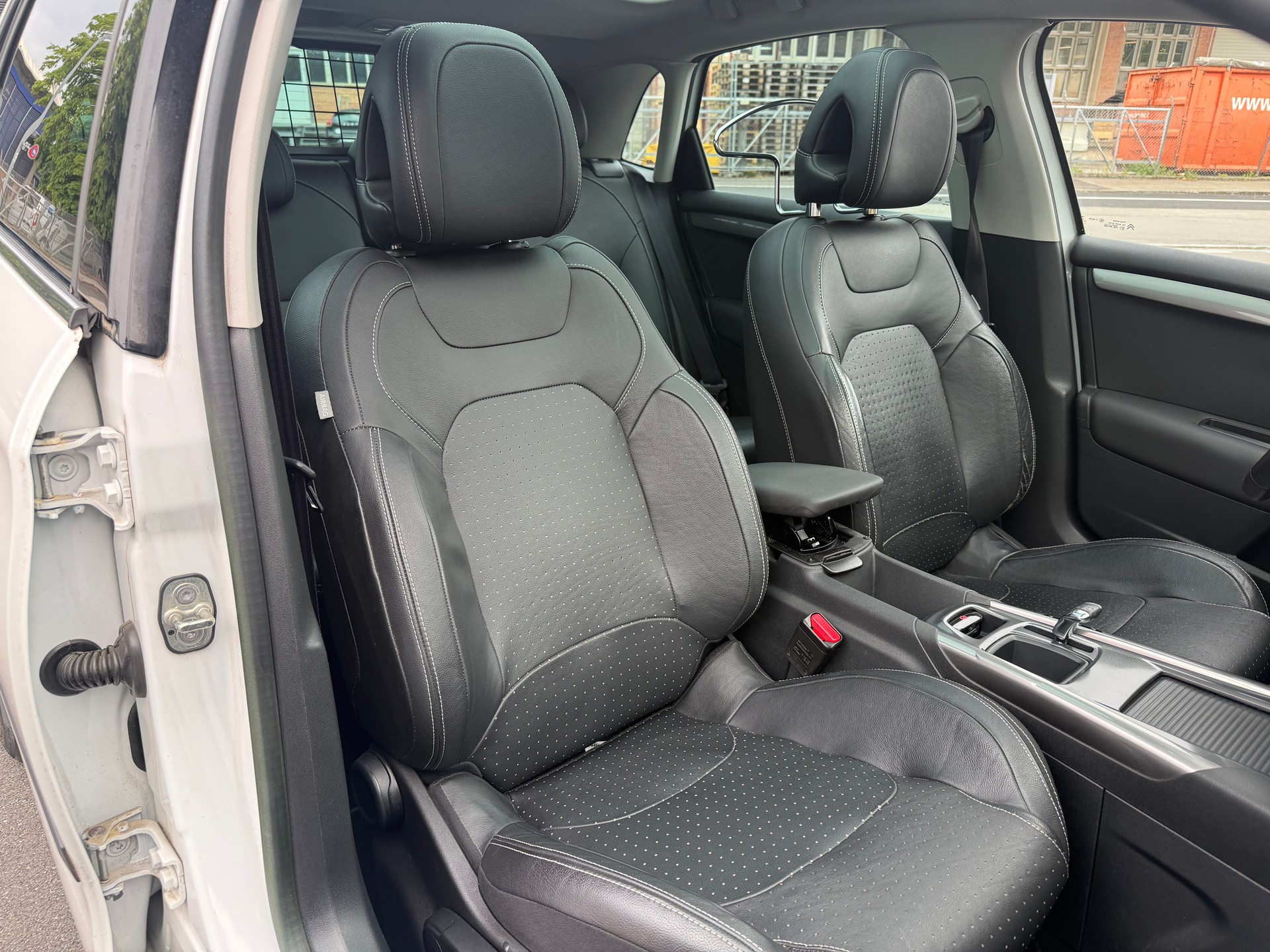 CITROEN C4 Berline 1.6 e-HDi Exclusive EGS6-image-11