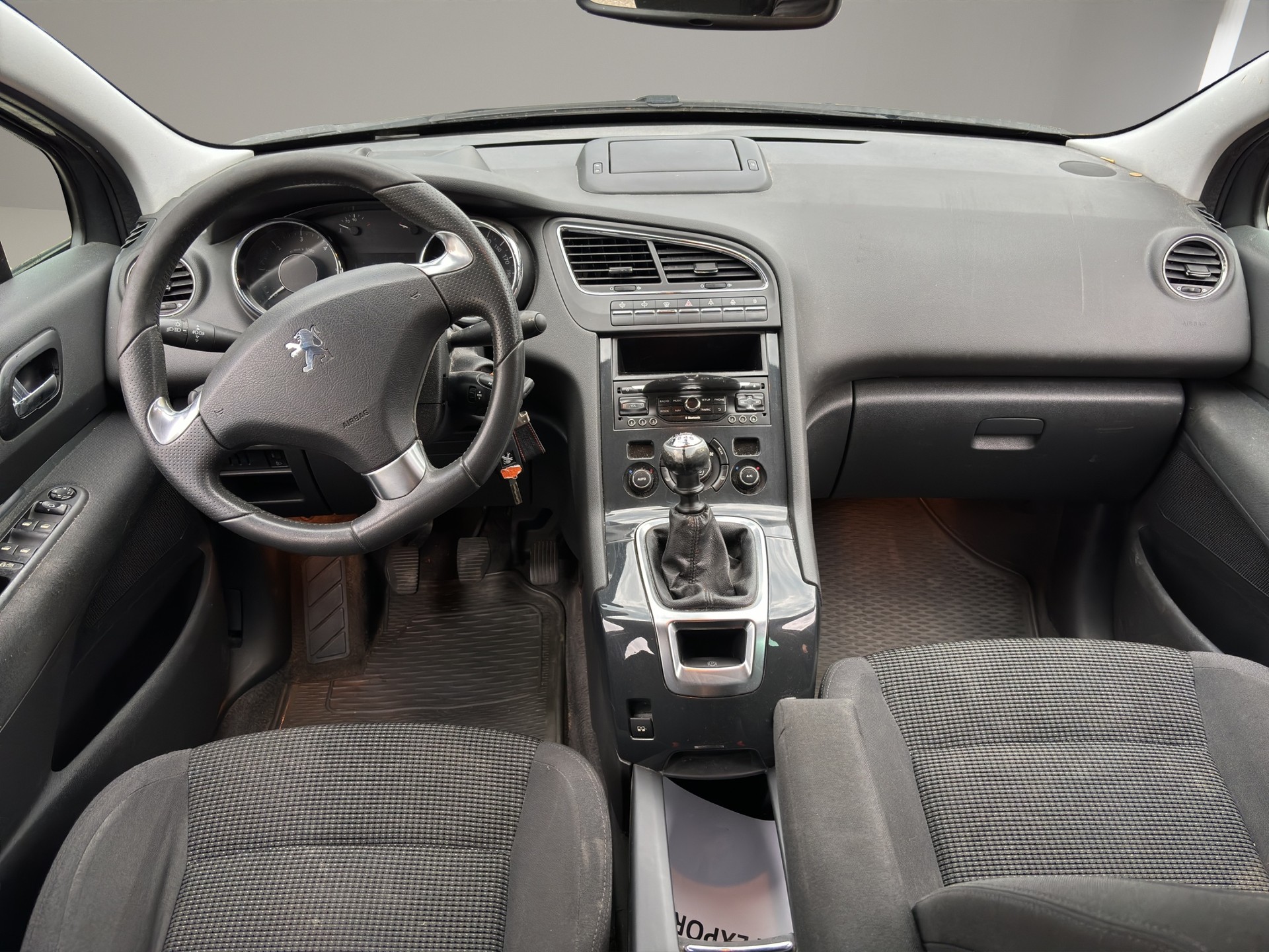 PEUGEOT 5008 1.6 HDI Business-image-12