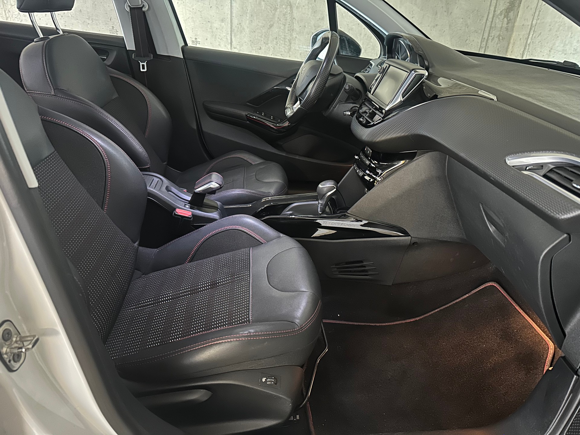 PEUGEOT 2008 1.2 PureTech GT Line EAT6-image-6