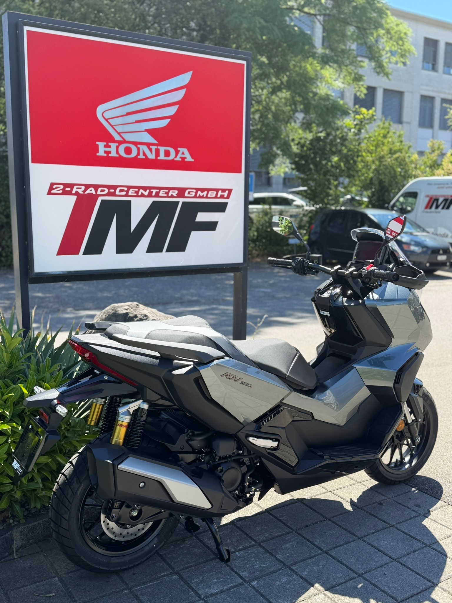 HONDA ADV 350-showroom-element-1