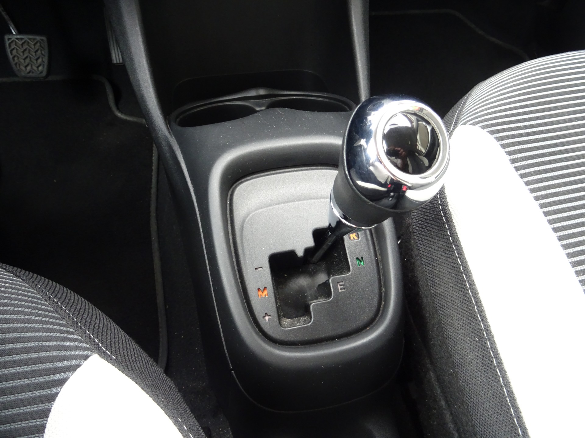 PEUGEOT 108 1.0 VTi Active Top-image-8