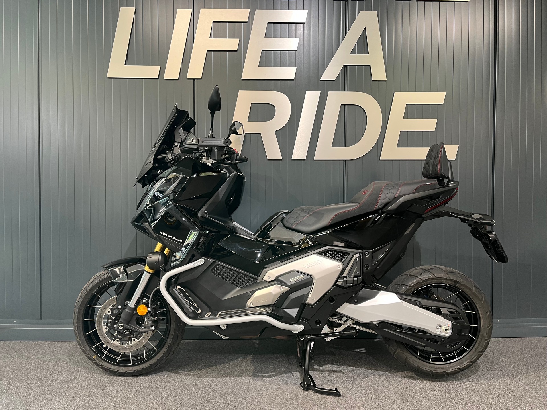 HONDA X-ADV-showroom-element-2