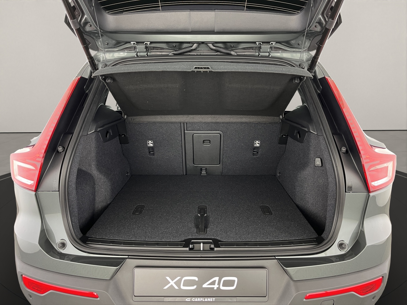 VOLVO XC40 2.0 B3 MH Plus Dark-image-5