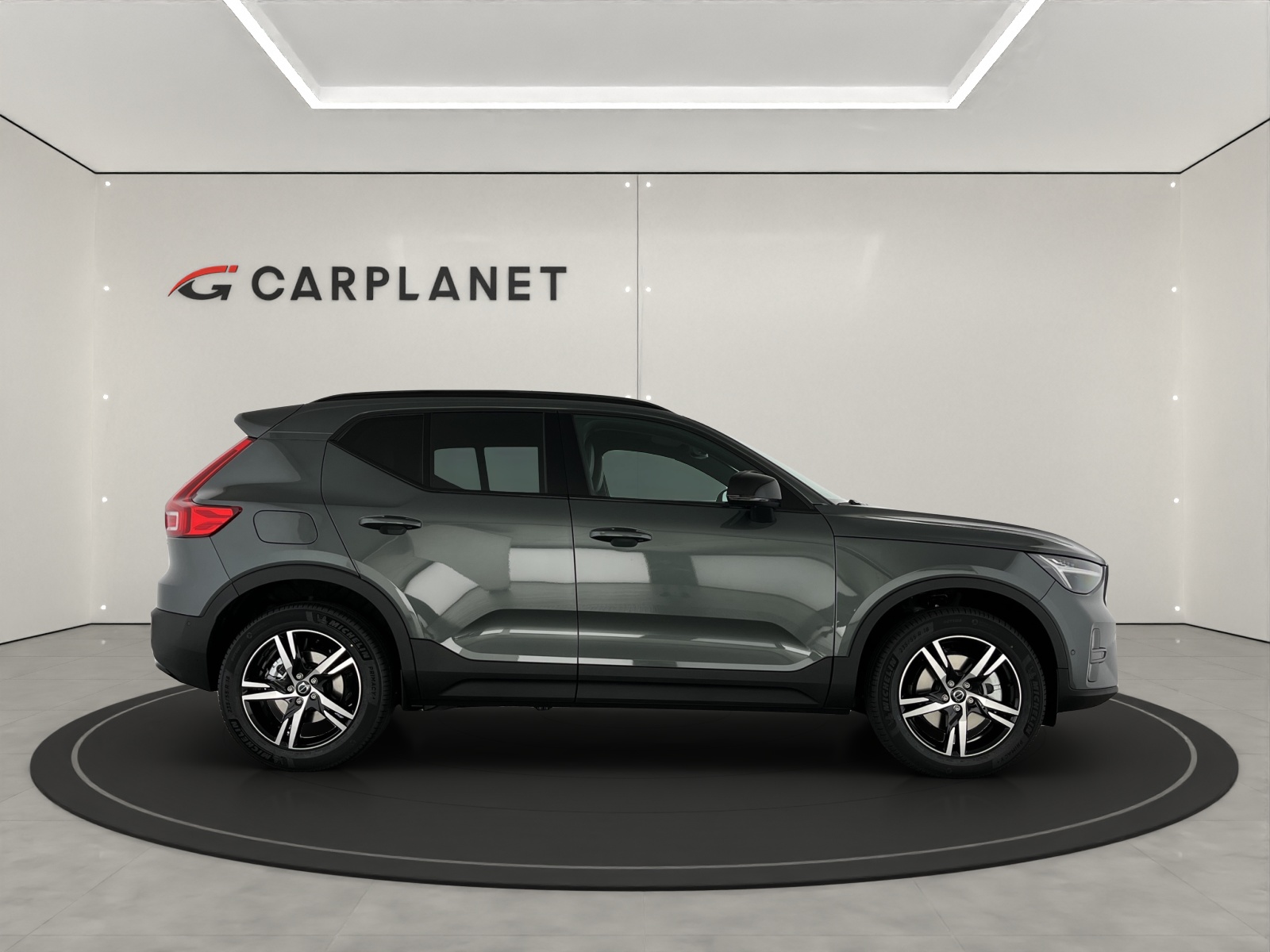 VOLVO XC40 2.0 B3 MH Plus Dark-image-2