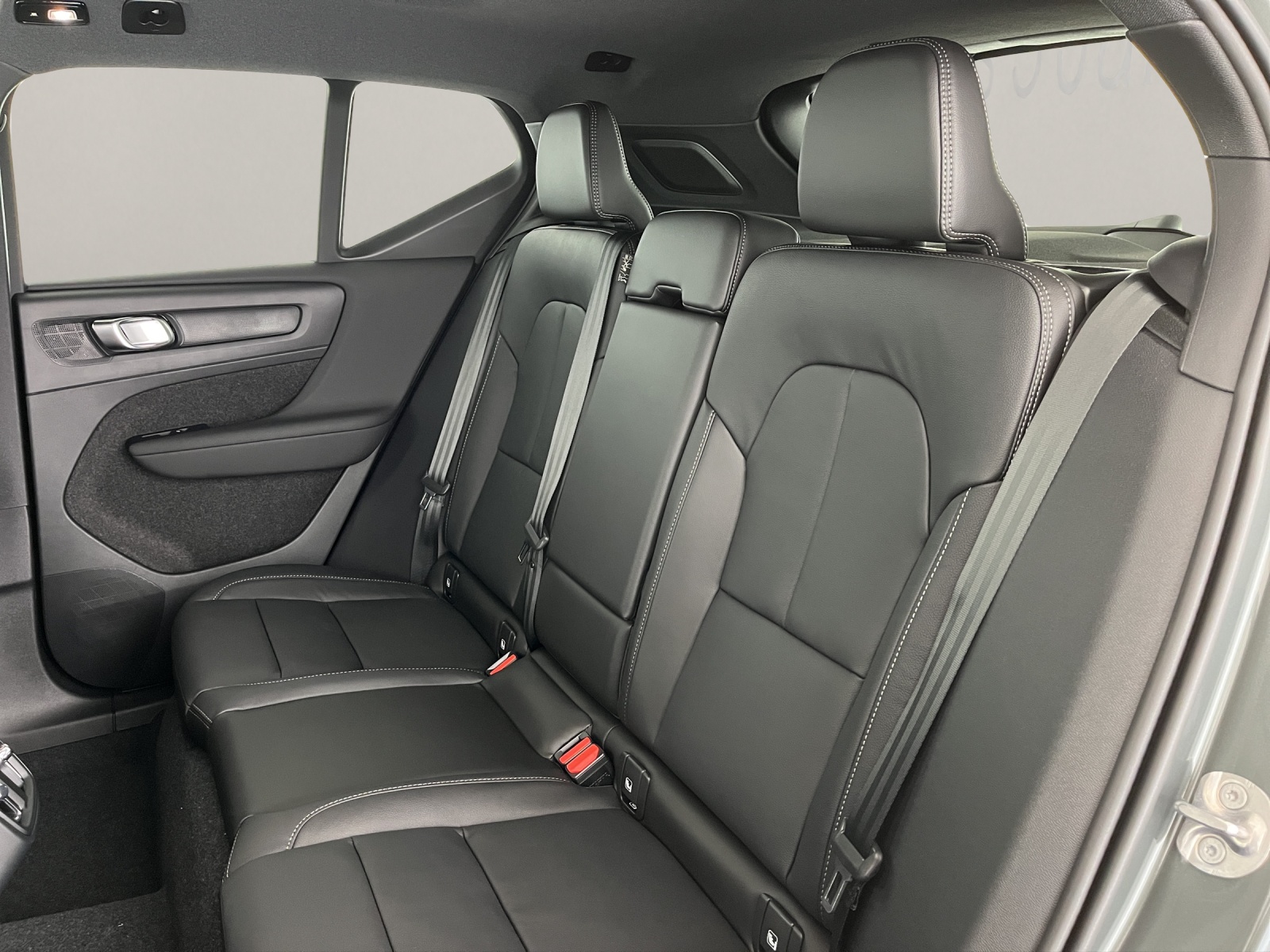 VOLVO XC40 2.0 B3 MH Plus Dark-image-11