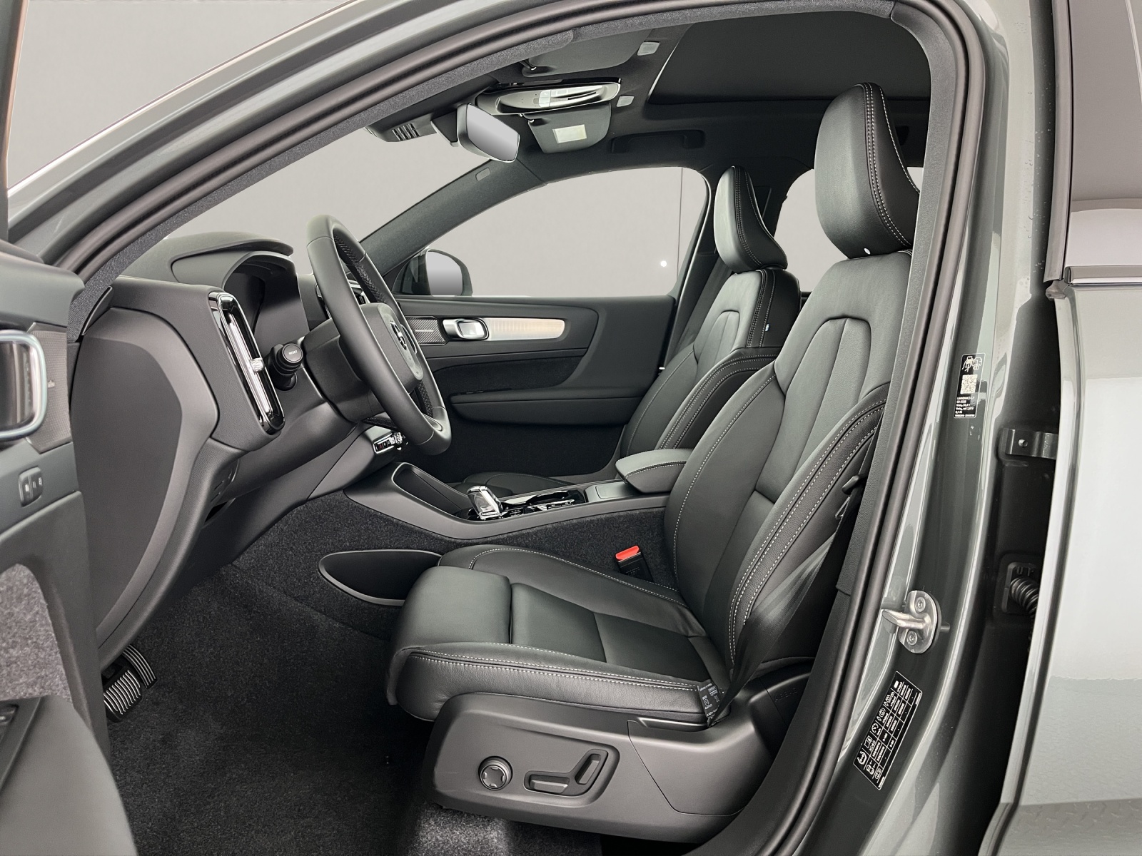 VOLVO XC40 2.0 B3 MH Plus Dark-image-8
