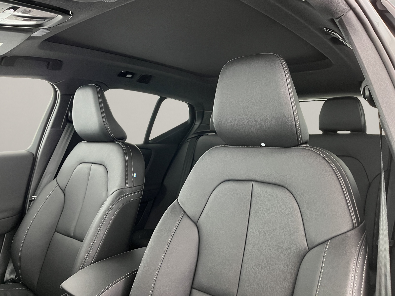 VOLVO XC40 2.0 B3 MH Plus Dark-image-10