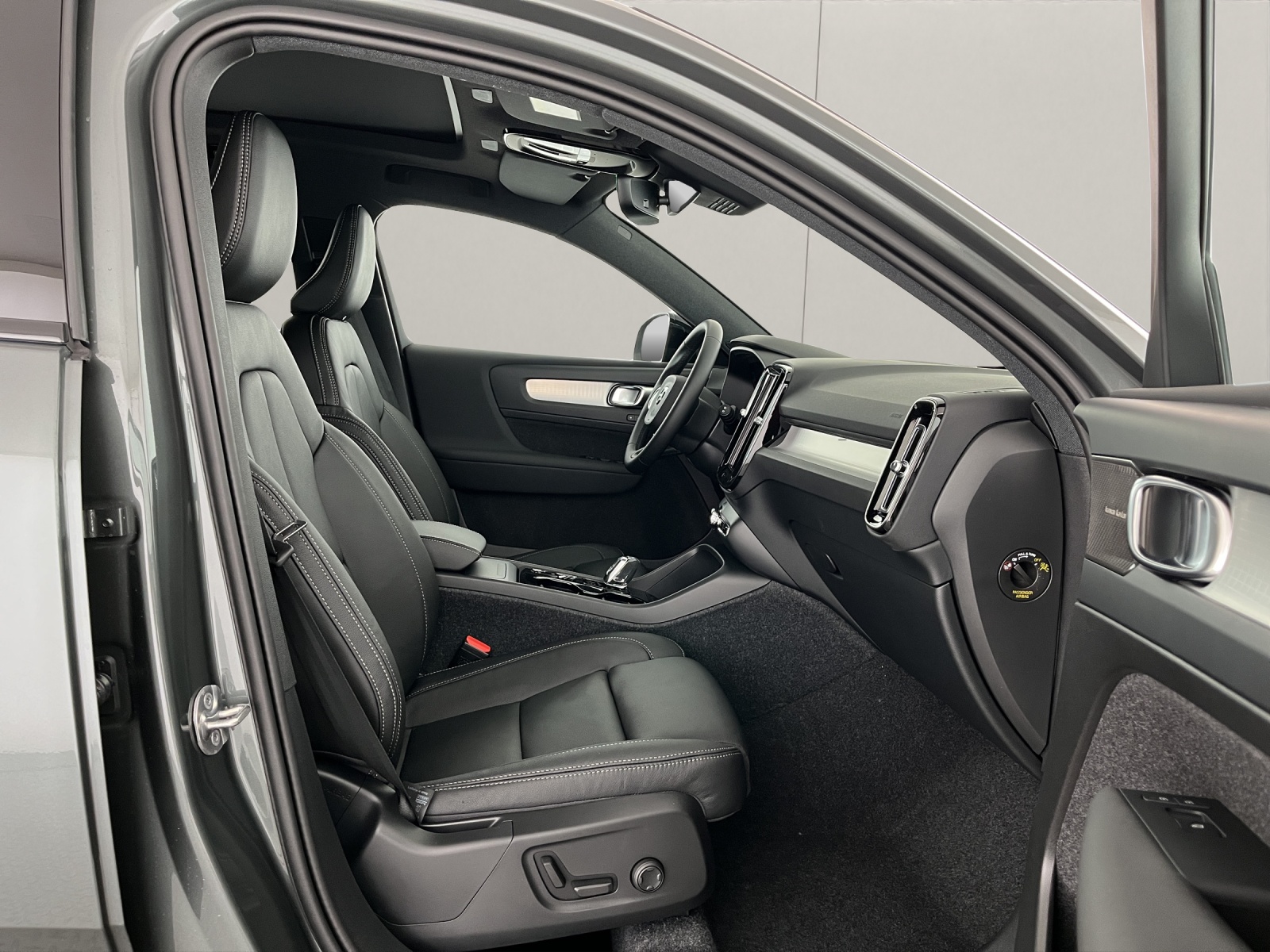 VOLVO XC40 2.0 B3 MH Plus Dark-image-9