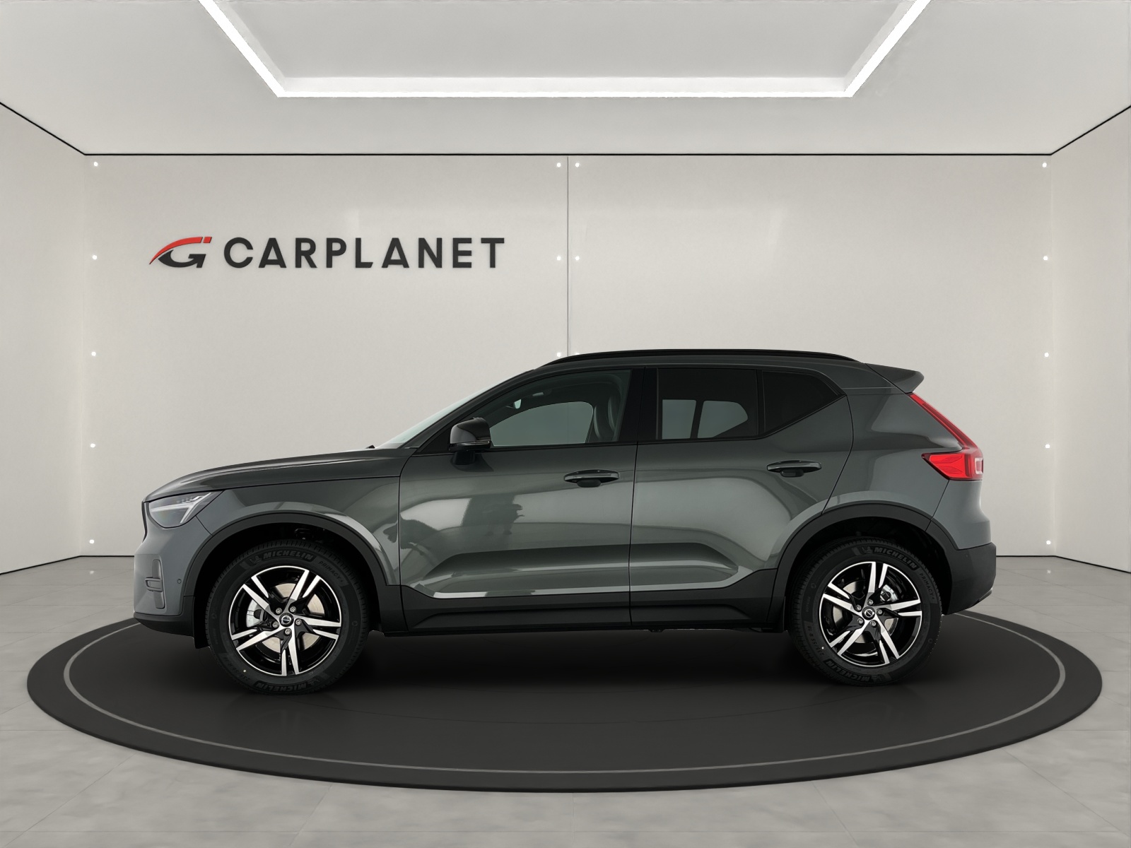 VOLVO XC40 2.0 B3 MH Plus Dark-image-1