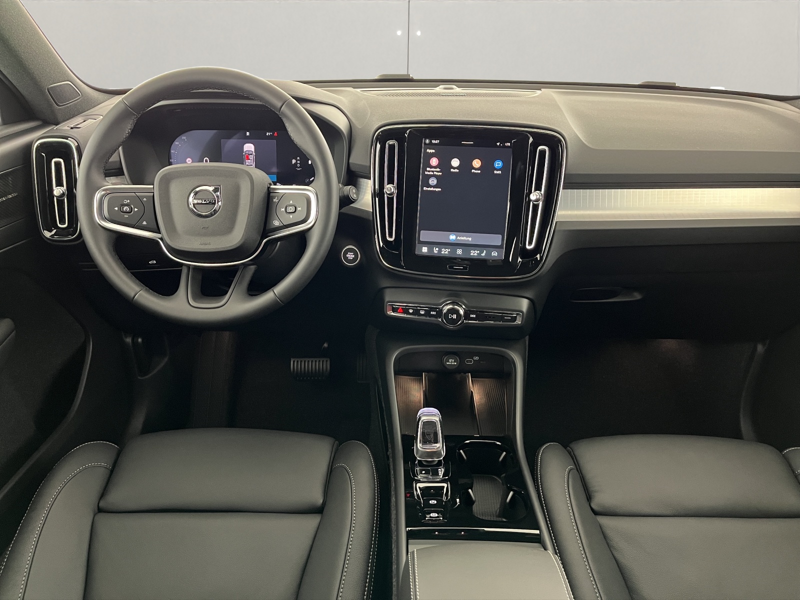VOLVO XC40 2.0 B3 MH Plus Dark-image-12