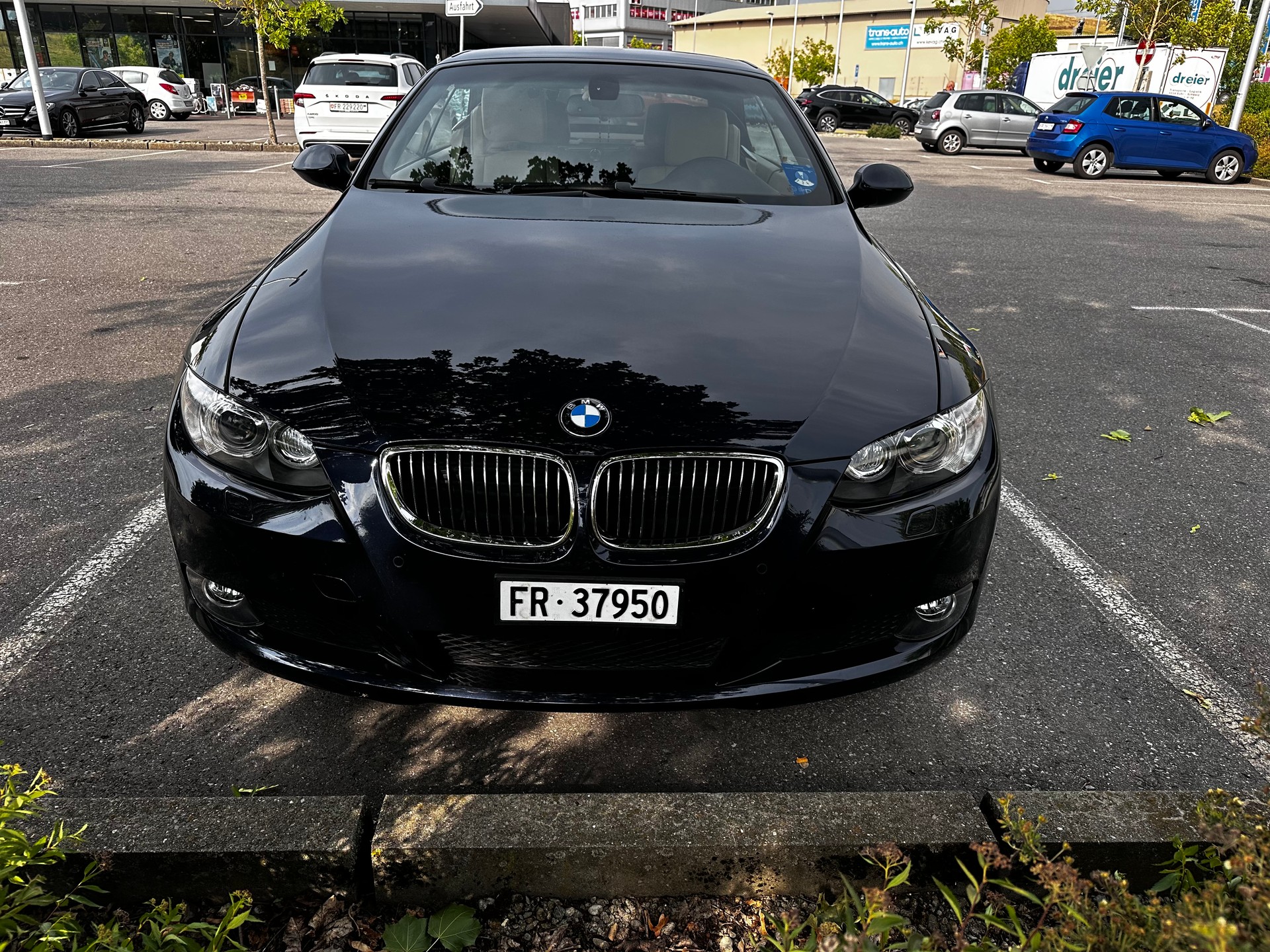 BMW 320i-image-1