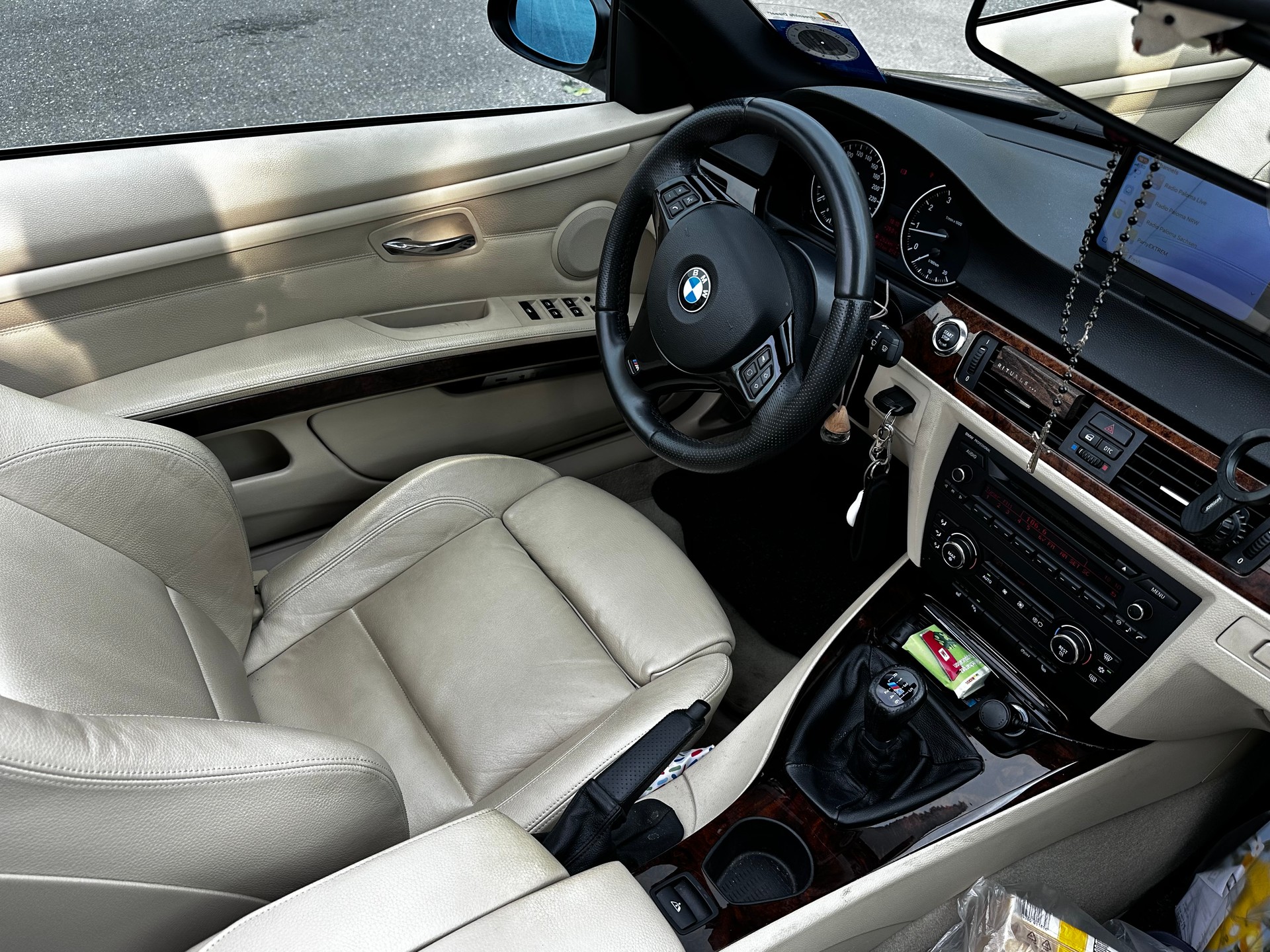 BMW 320i-image-4