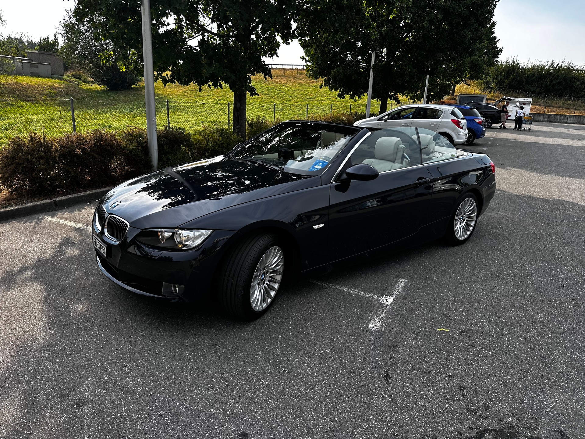 BMW 320i-image-0