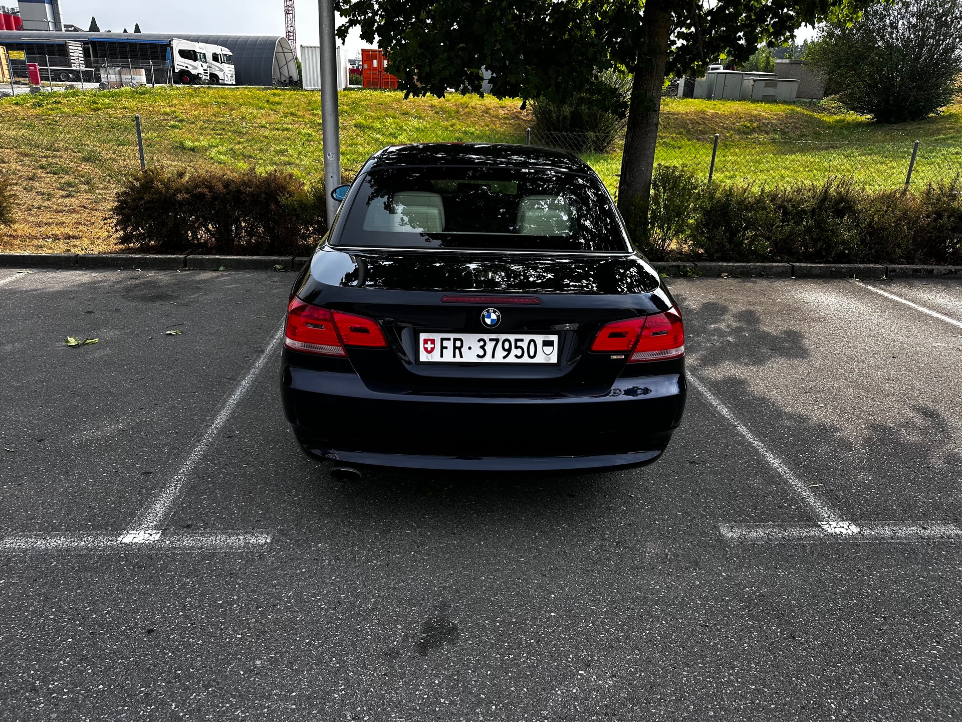 BMW 320i-image-3