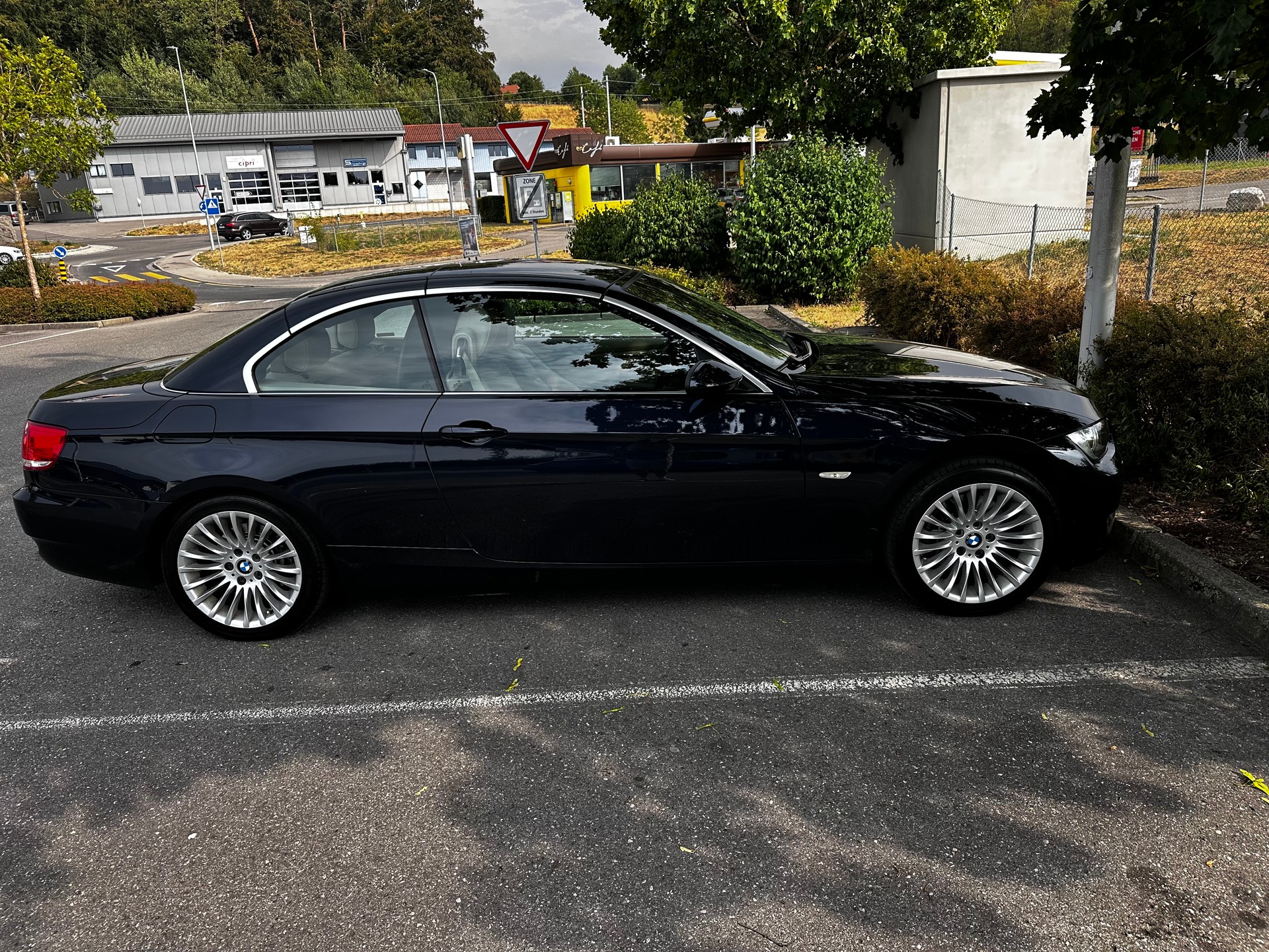 BMW 320i-image-2