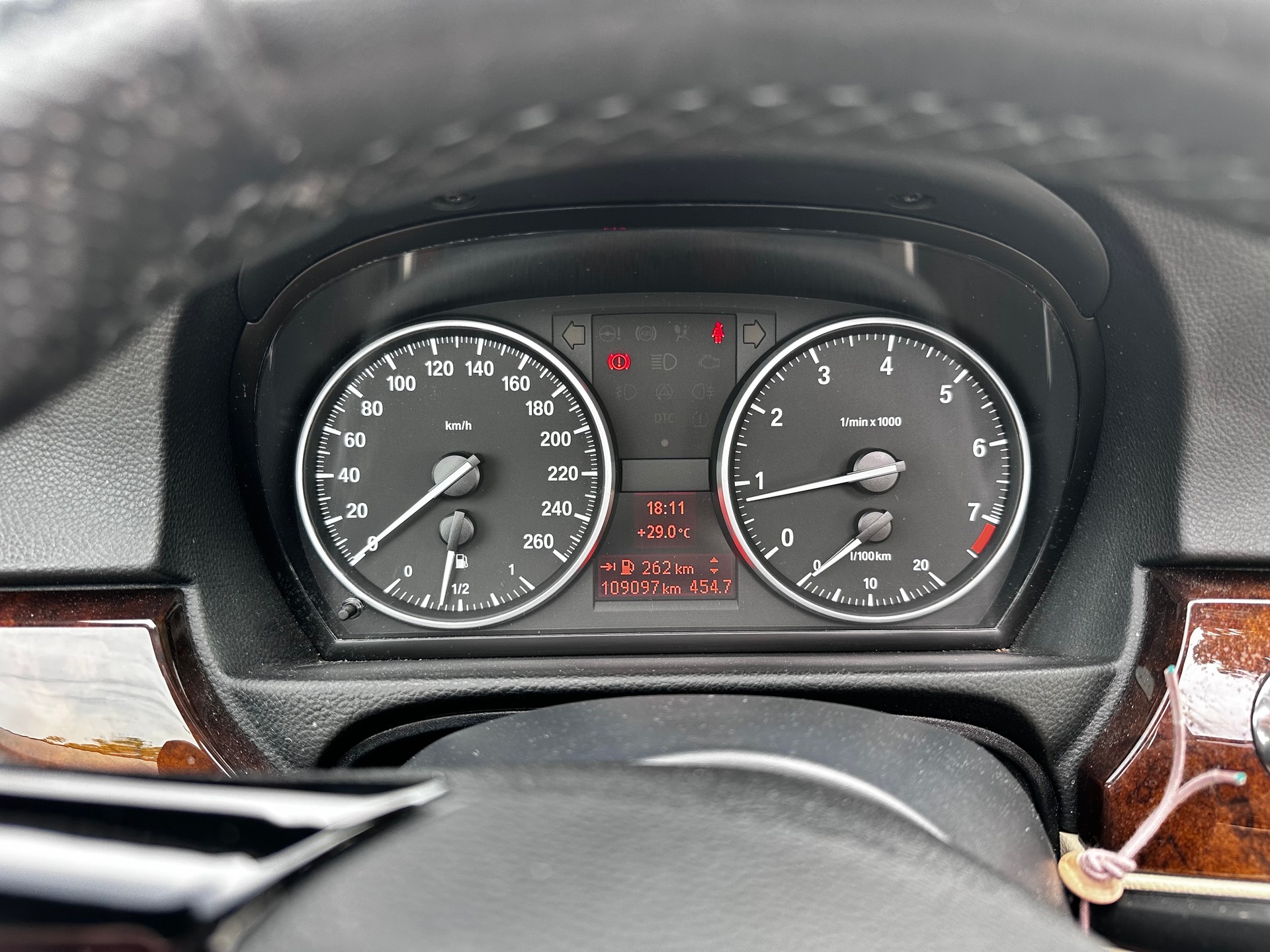 BMW 320i-image-5