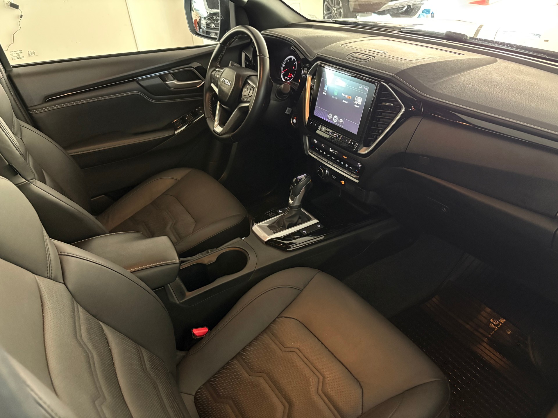 ISUZU D-MAX 1.9 CrewCab N60FF 4x4 AT-image-9