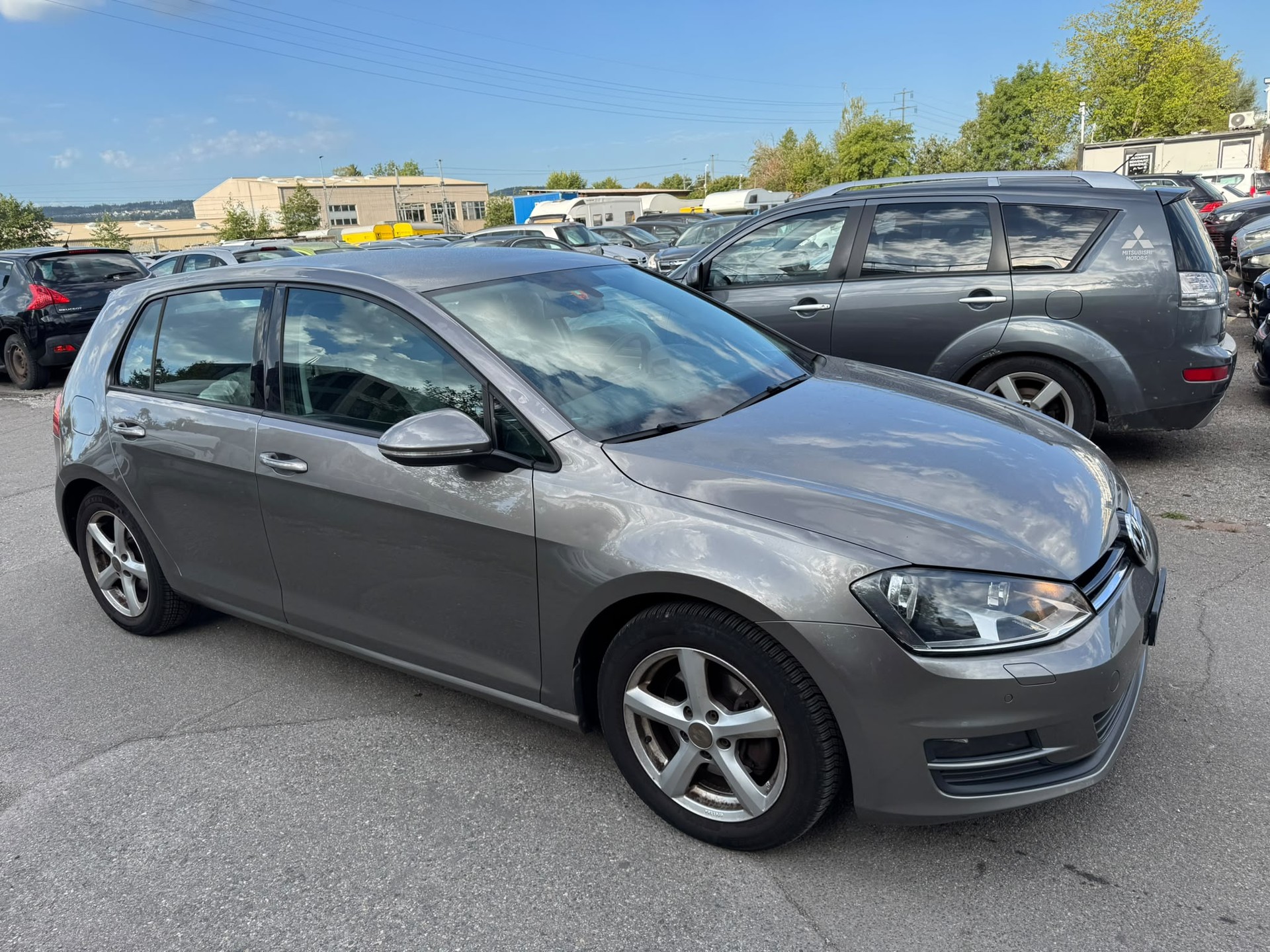 VW Golf 2.0 TSI R 4Motion-image-1