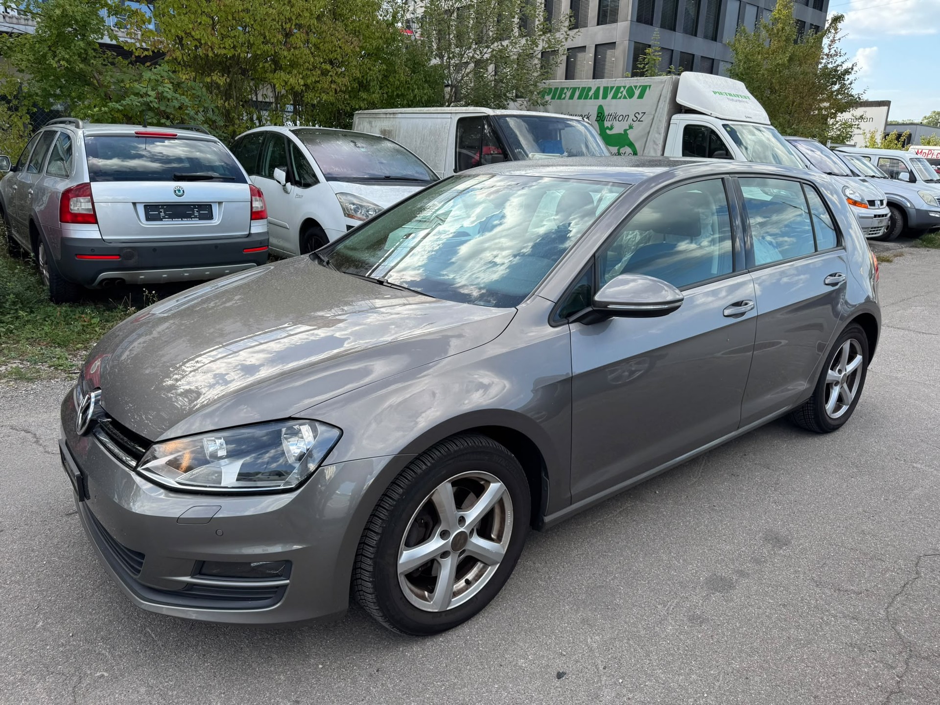 VW Golf 2.0 TSI R 4Motion-image-2