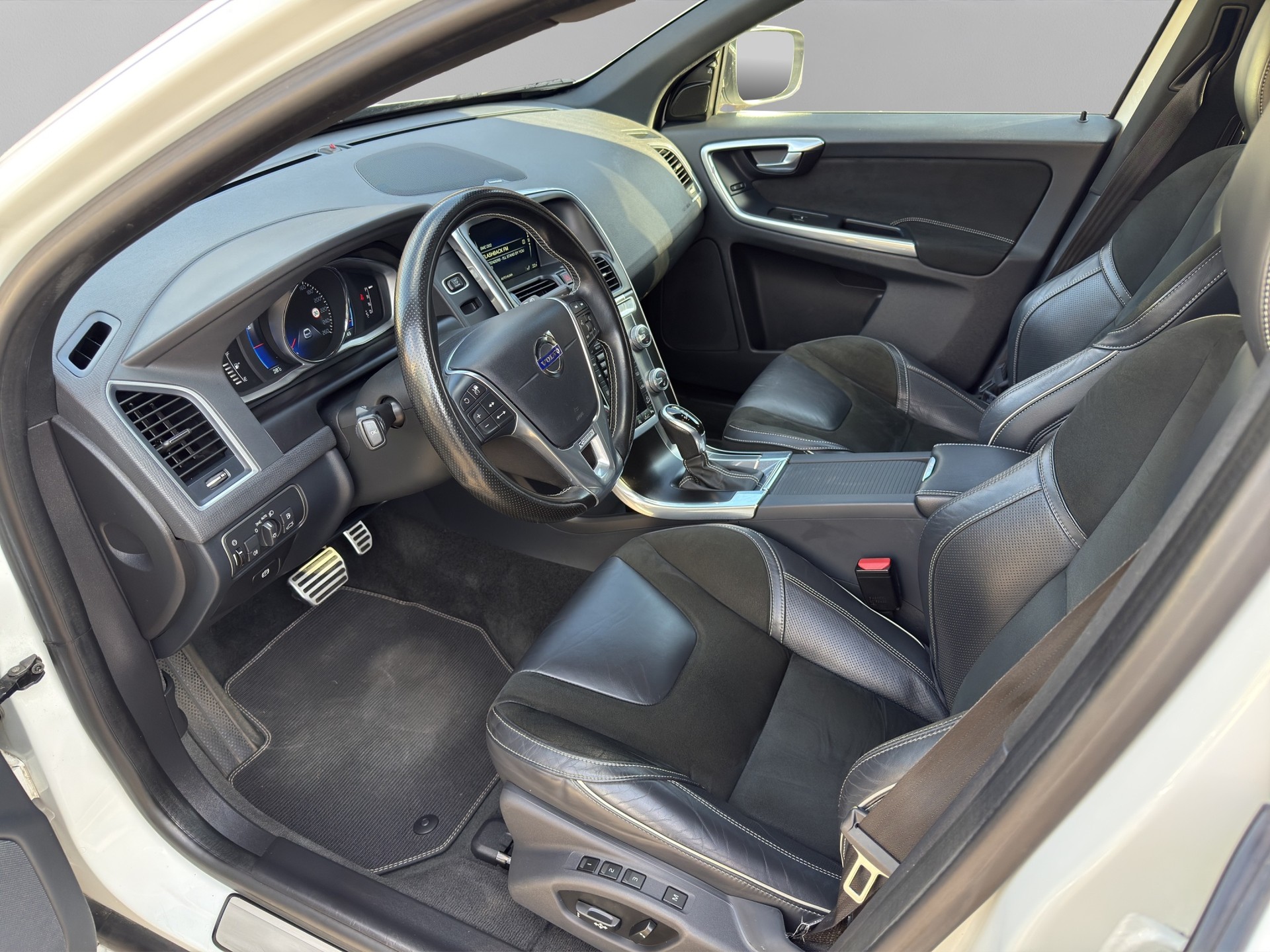 VOLVO XC60 D5 AWD Polestar R-Design Geartronic * 8 fach * Garantie * Standheizung *-image-6