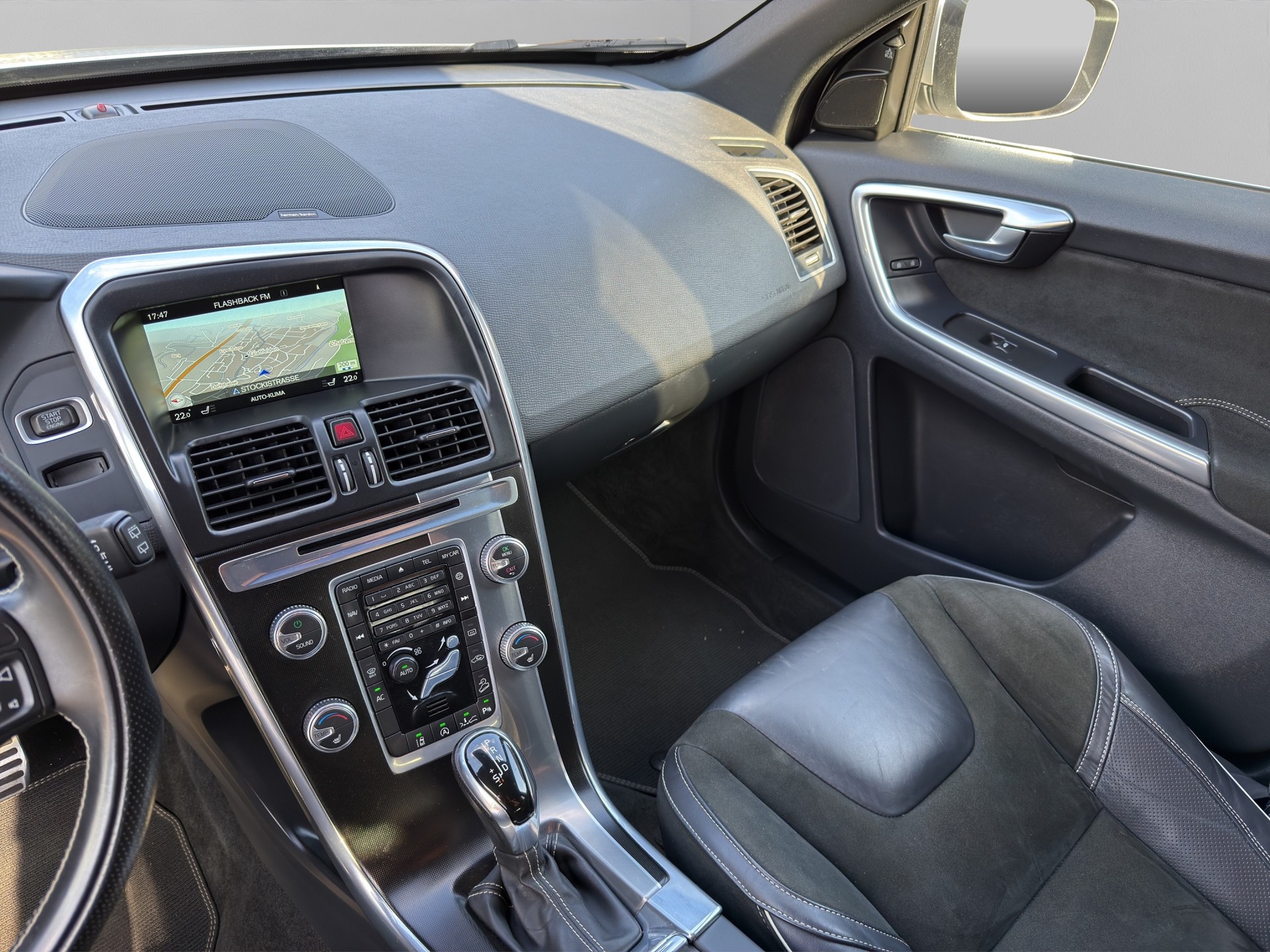 VOLVO XC60 D5 AWD Polestar R-Design Geartronic * 8 fach * Garantie * Standheizung *-image-12