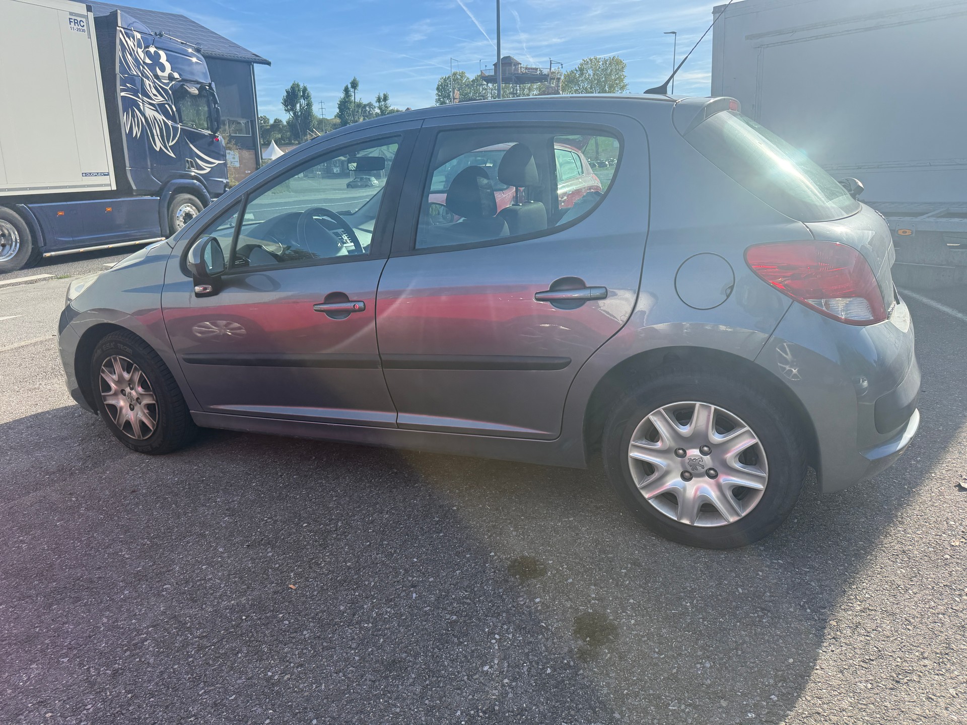 PEUGEOT 207 1.4 16V Swiss Edition-image-6