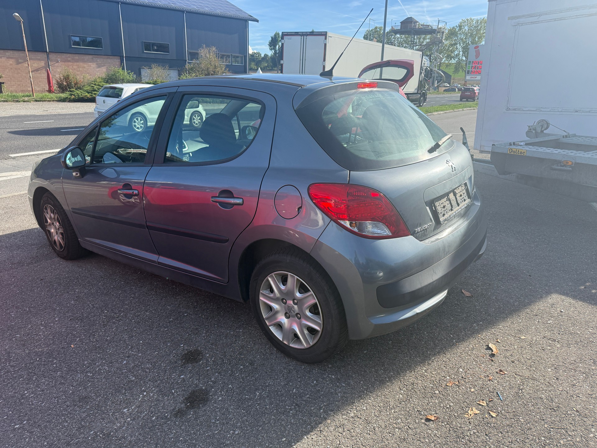 PEUGEOT 207 1.4 16V Swiss Edition-image-5