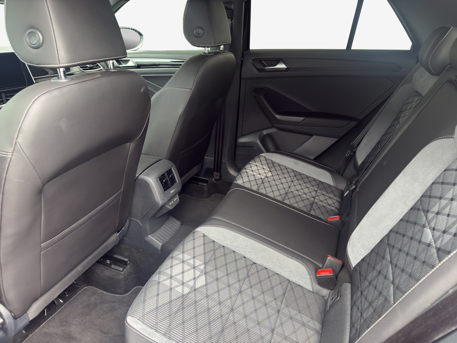 VW T-Roc 2.0 TSI R-Line DSG 4Motion-image-11