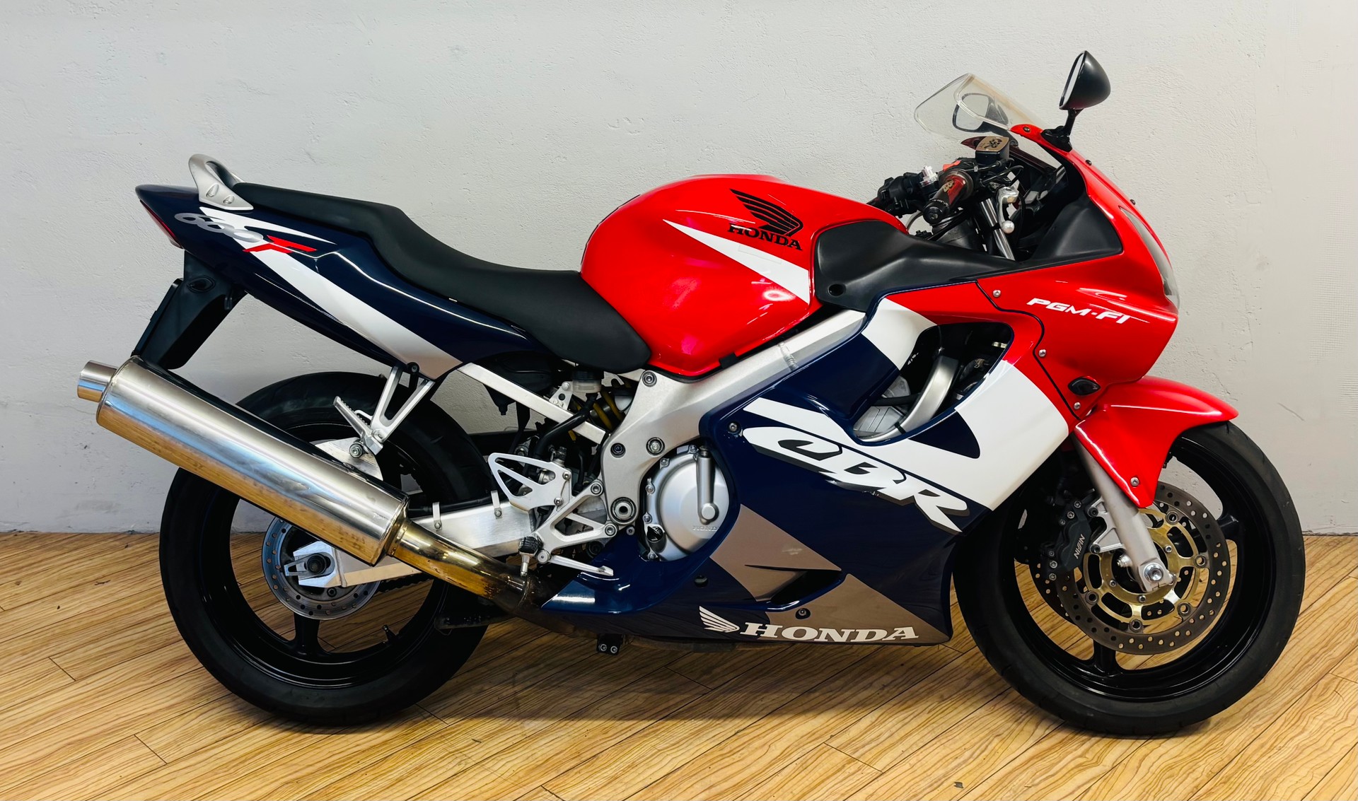 HONDA CBR 600 F-showroom-element-1