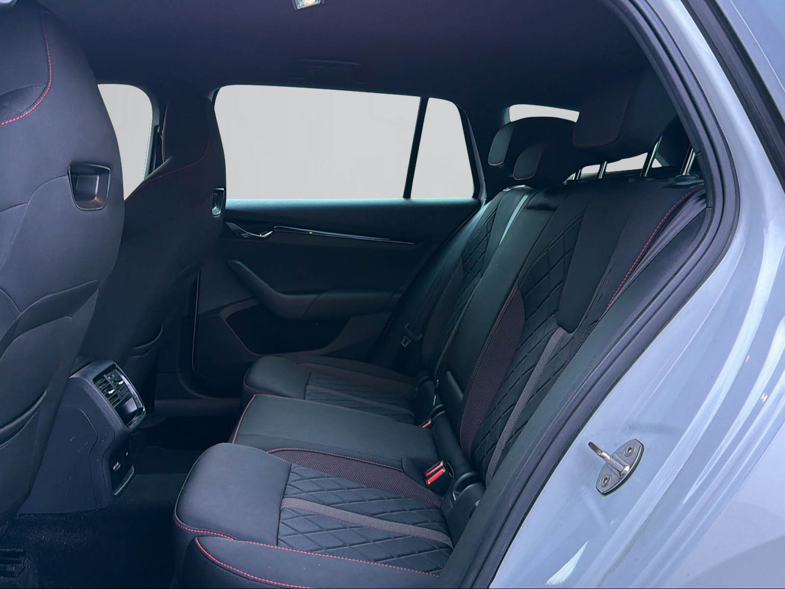 SKODA Octavia Combi 2.0 TSI DSG RS-image-9
