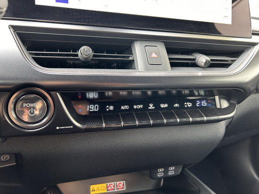 LEXUS UX 300h E-Four F Line-image-11